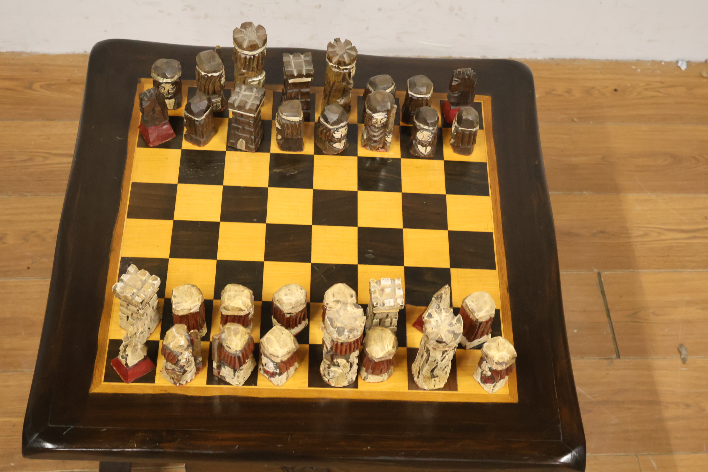 Houten schaaktafel met handgesneden schaakstukken – foto 14 – kavel bij GSD Auctions, Zoeterwoude