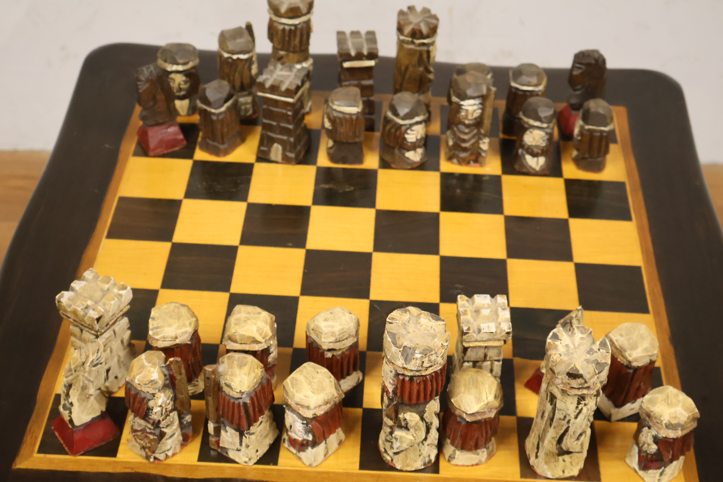 Houten schaaktafel met handgesneden schaakstukken – foto 15 – kavel bij GSD Auctions, Zoeterwoude