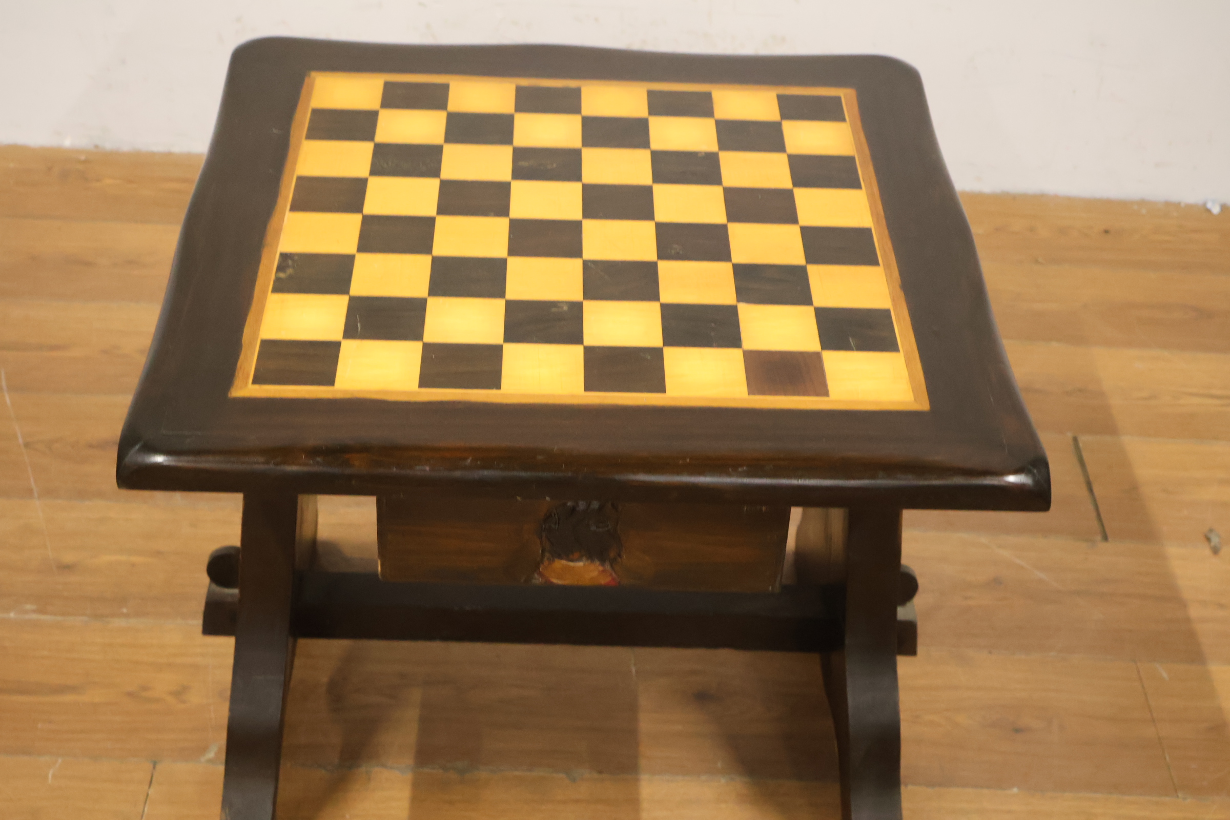 Houten schaaktafel met handgesneden schaakstukken – foto 16 – kavel bij GSD Auctions, Zoeterwoude