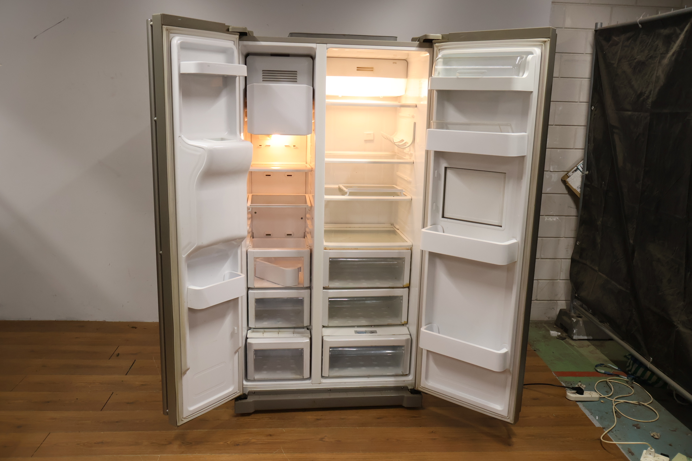 Samsung Amerikaanse koelkast met ijs- en waterdispenser – foto 12 – kavel bij GSD Auctions, Zoeterwoude