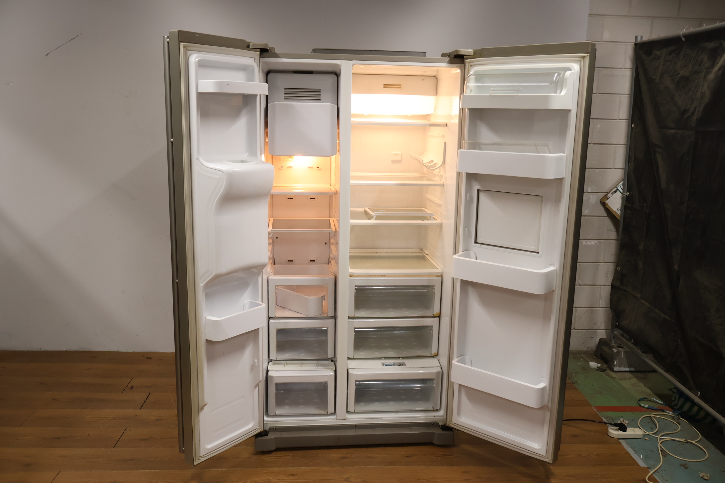 Samsung Amerikaanse koelkast met ijs- en waterdispenser – foto 13 – kavel bij GSD Auctions, Zoeterwoude