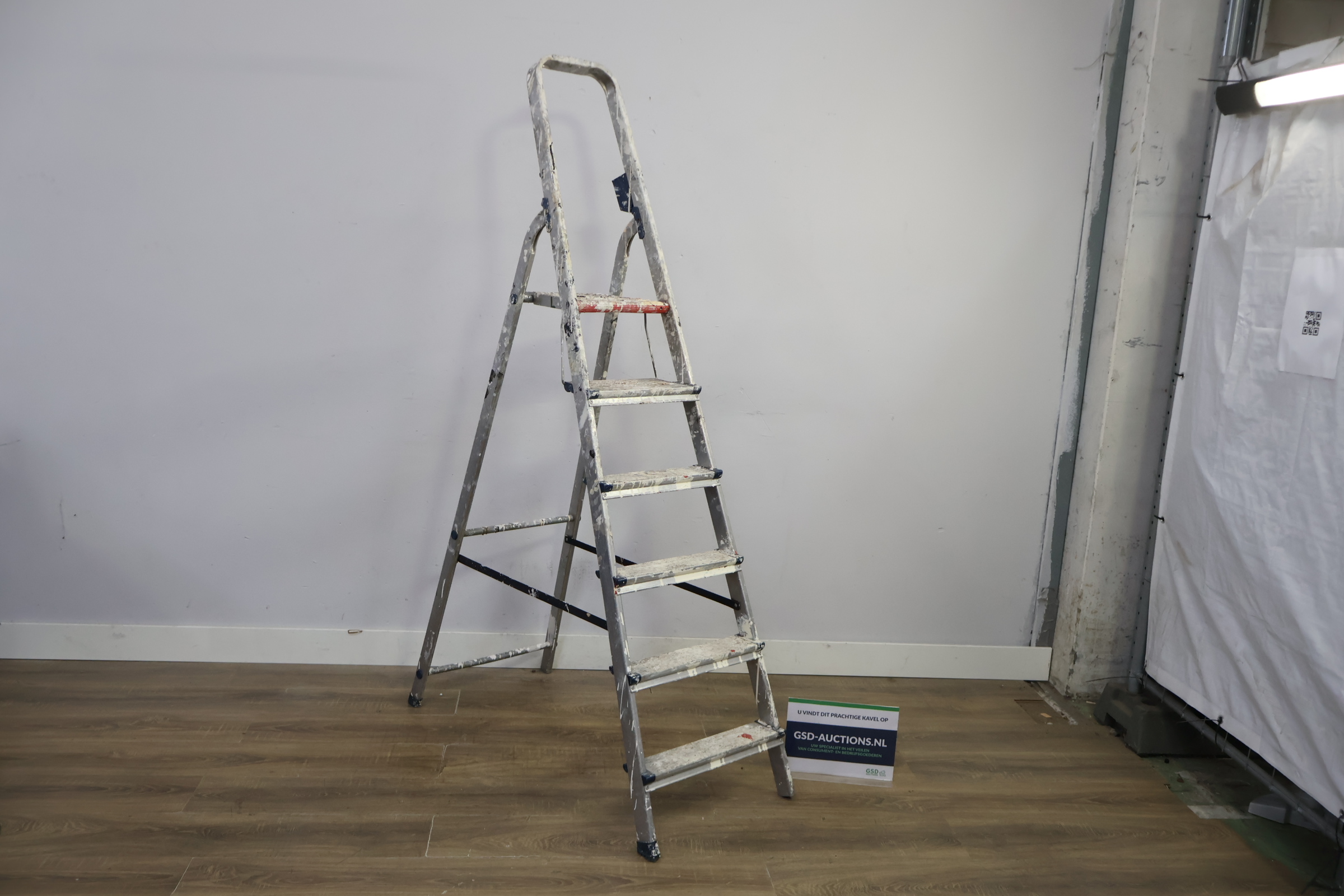 Altrex Aluminium trapladder met 6 treden – foto 2 – kavel bij GSD Auctions, Zoeterwoude