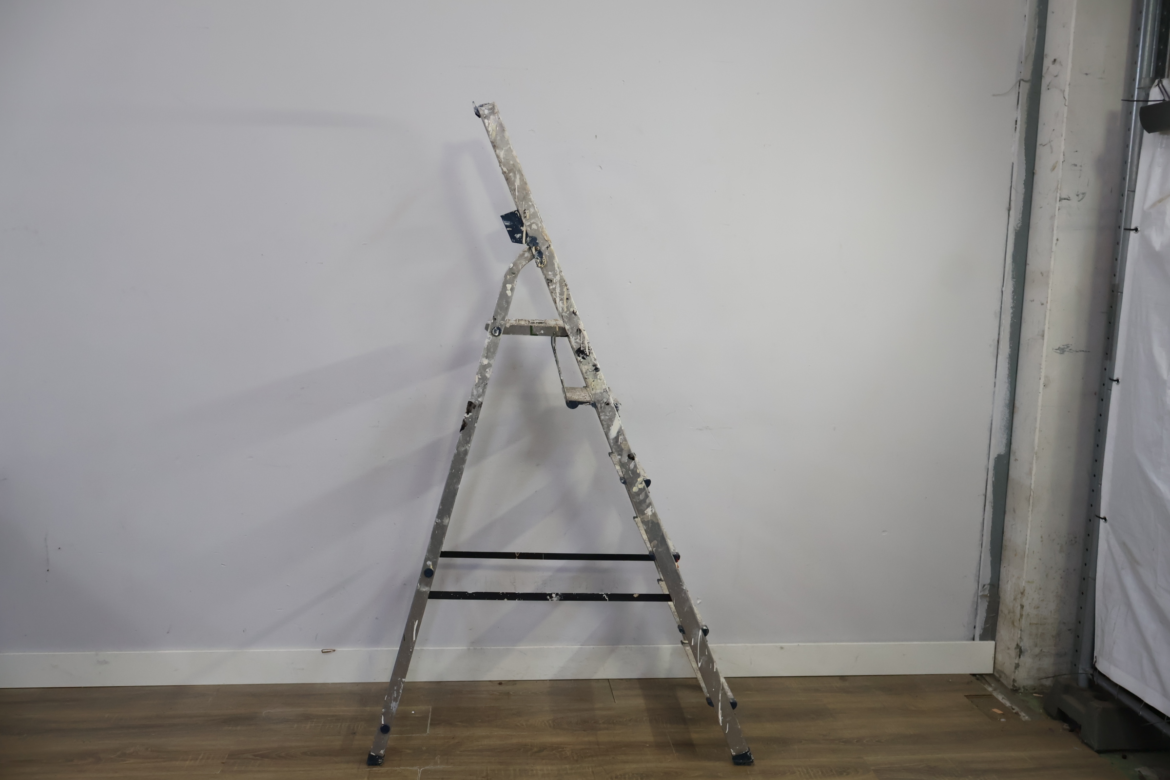 Altrex Aluminium trapladder met 6 treden – foto 3 – kavel bij GSD Auctions, Zoeterwoude