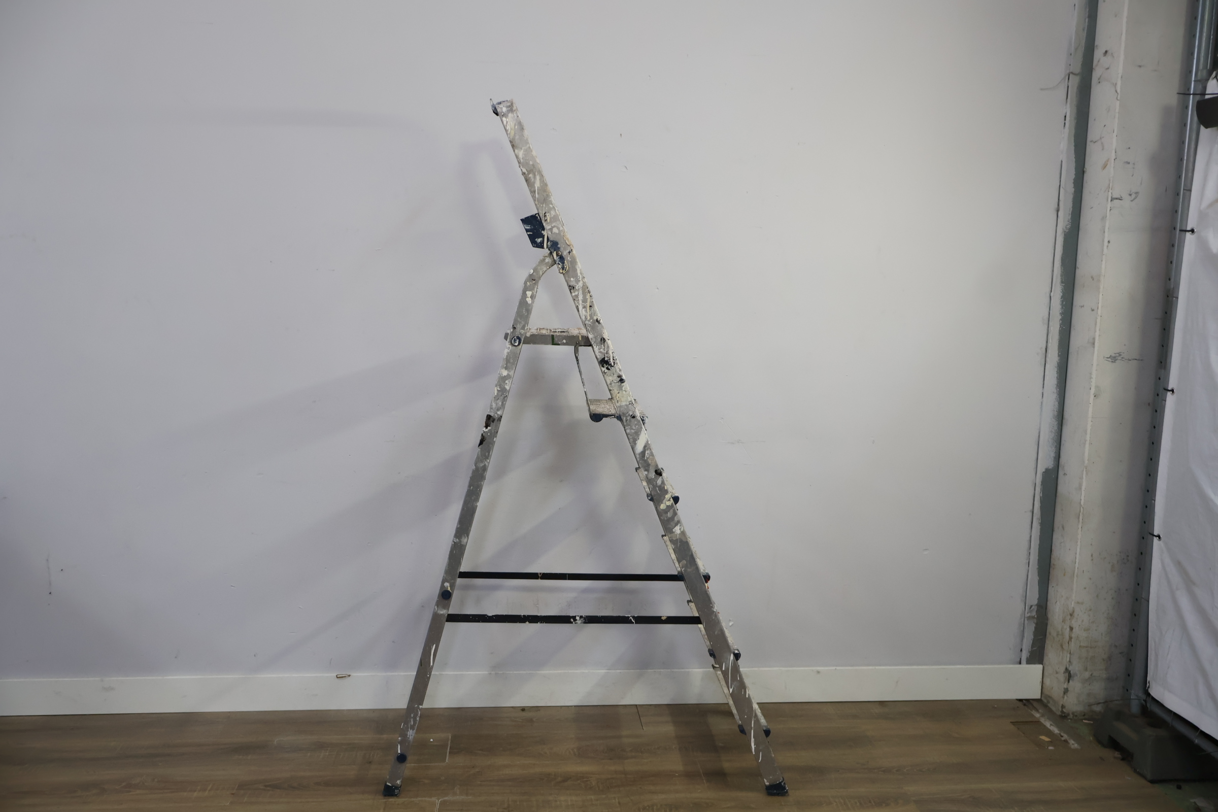 Altrex Aluminium trapladder met 6 treden – foto 4 – kavel bij GSD Auctions, Zoeterwoude