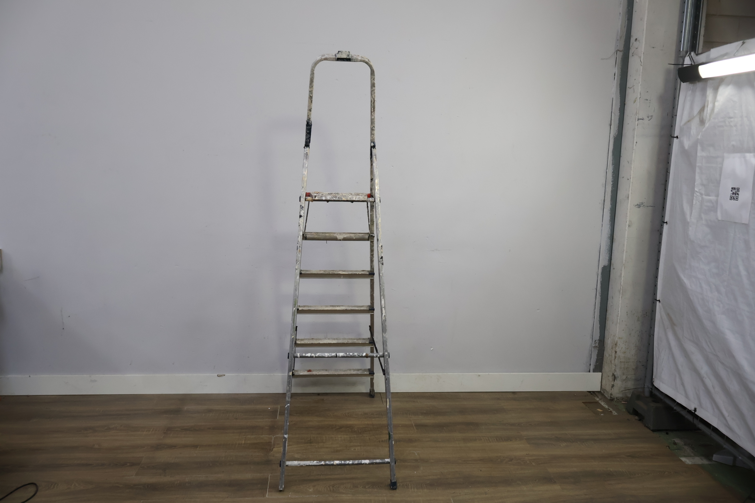 Altrex Aluminium trapladder met 6 treden – foto 6 – kavel bij GSD Auctions, Zoeterwoude