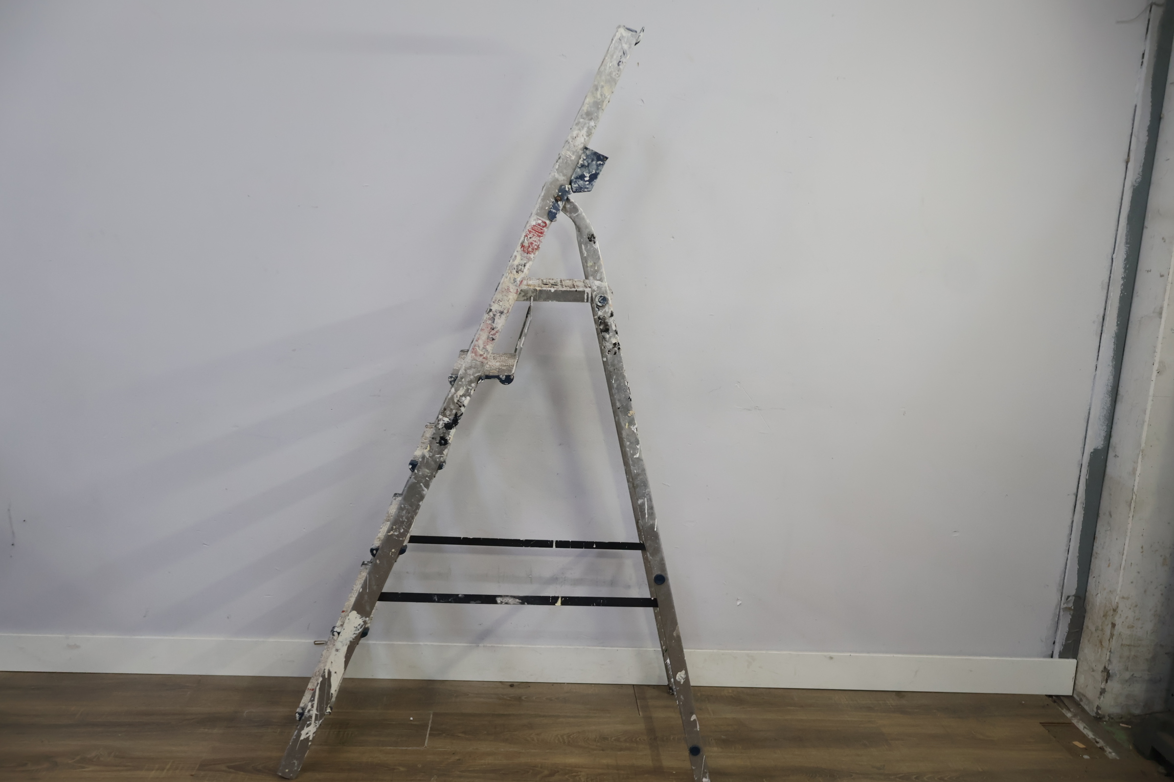 Altrex Aluminium trapladder met 6 treden – foto 8 – kavel bij GSD Auctions, Zoeterwoude