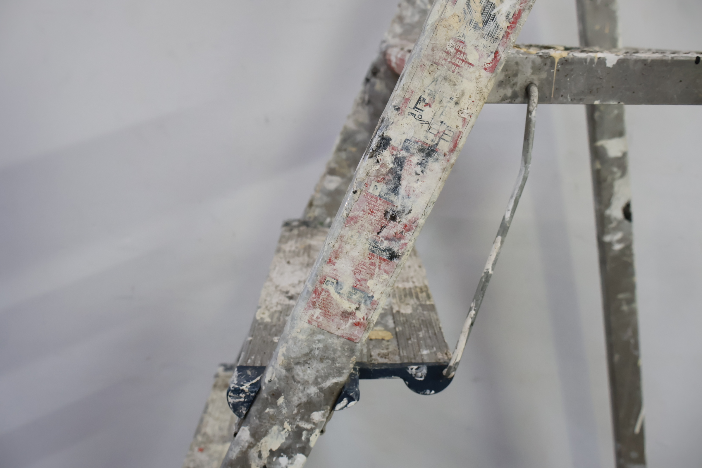 Altrex Aluminium trapladder met 6 treden – foto 10 – kavel bij GSD Auctions, Zoeterwoude