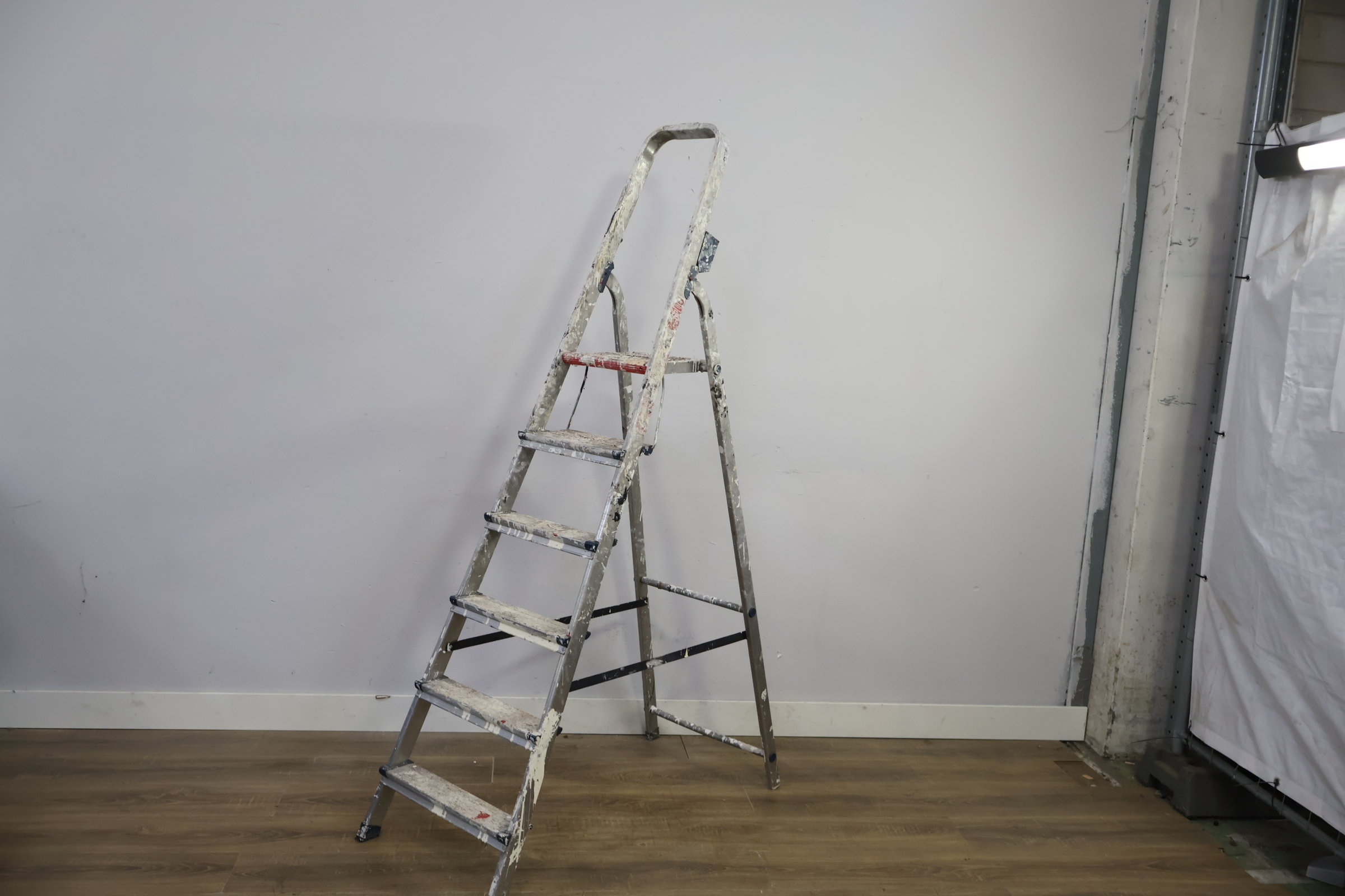 Altrex Aluminium trapladder met 6 treden – foto 11 – kavel bij GSD Auctions, Zoeterwoude