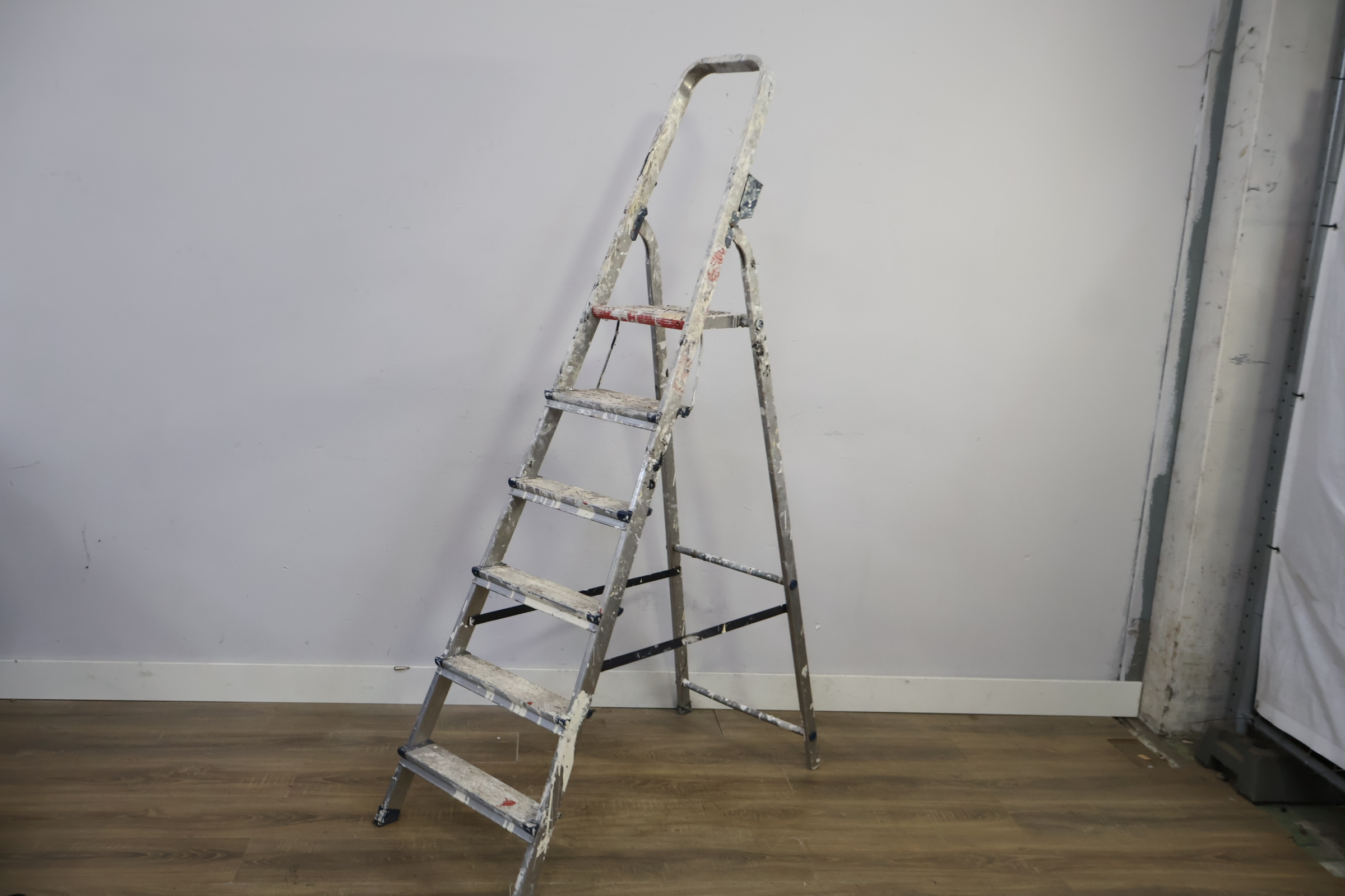 Altrex Aluminium trapladder met 6 treden – foto 12 – kavel bij GSD Auctions, Zoeterwoude