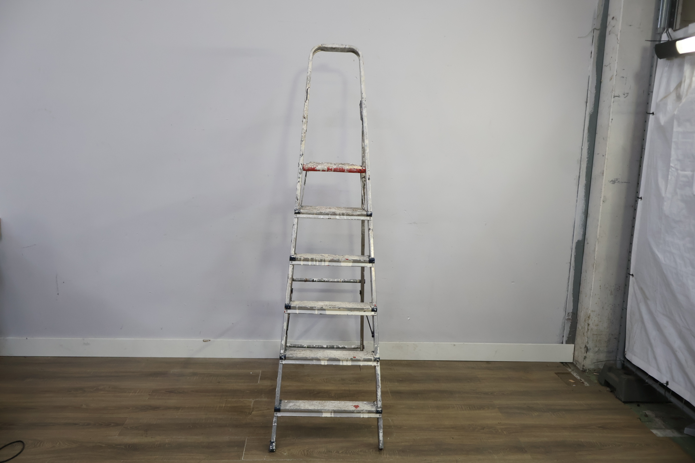 Altrex Aluminium trapladder met 6 treden – foto 14 – kavel bij GSD Auctions, Zoeterwoude