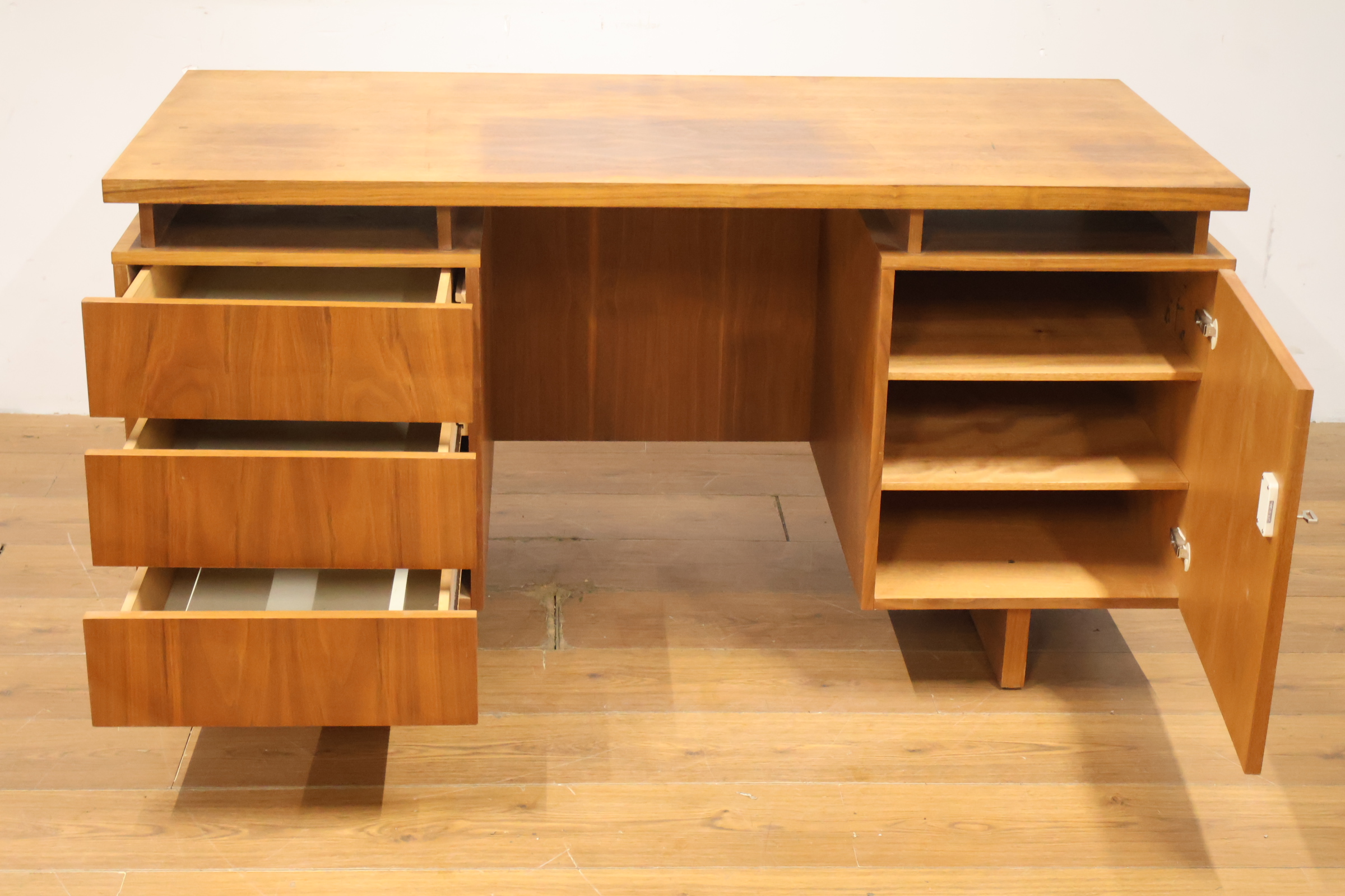 Vintage houten directiebureau - Jaren '60 – foto 11 – kavel bij GSD Auctions, Zoeterwoude