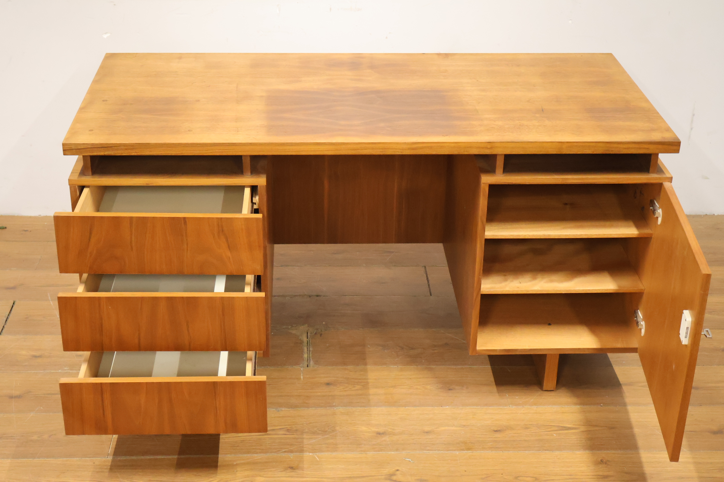 Vintage houten directiebureau - Jaren '60 – foto 12 – kavel bij GSD Auctions, Zoeterwoude