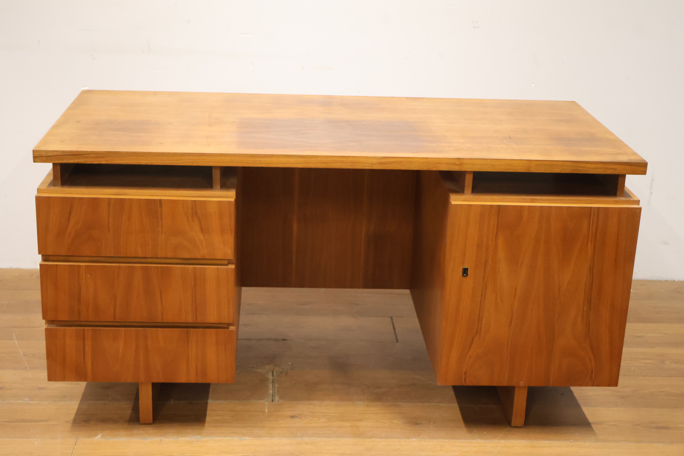 Vintage houten directiebureau - Jaren '60 – foto 13 – kavel bij GSD Auctions, Zoeterwoude
