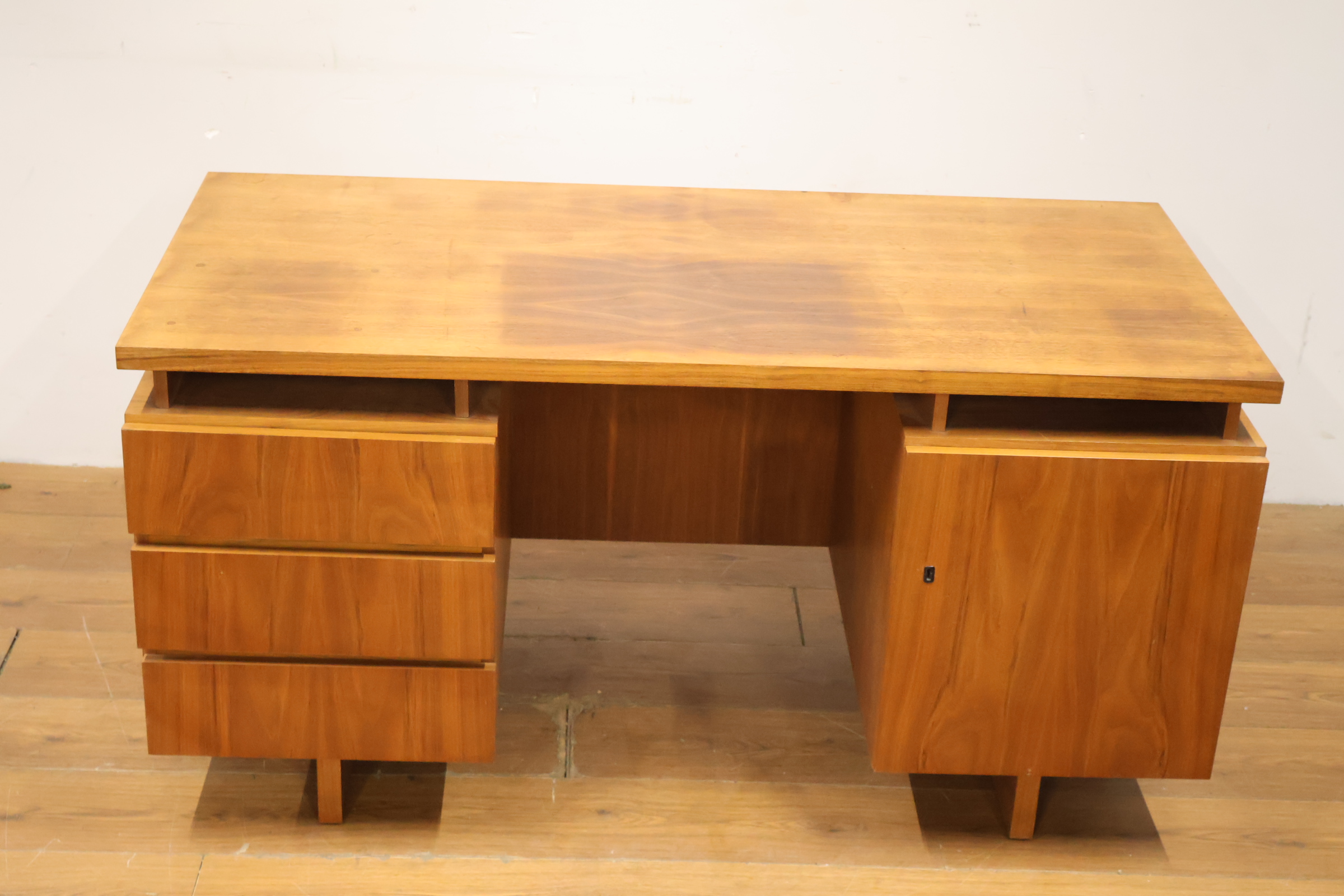 Vintage houten directiebureau - Jaren '60 – foto 14 – kavel bij GSD Auctions, Zoeterwoude