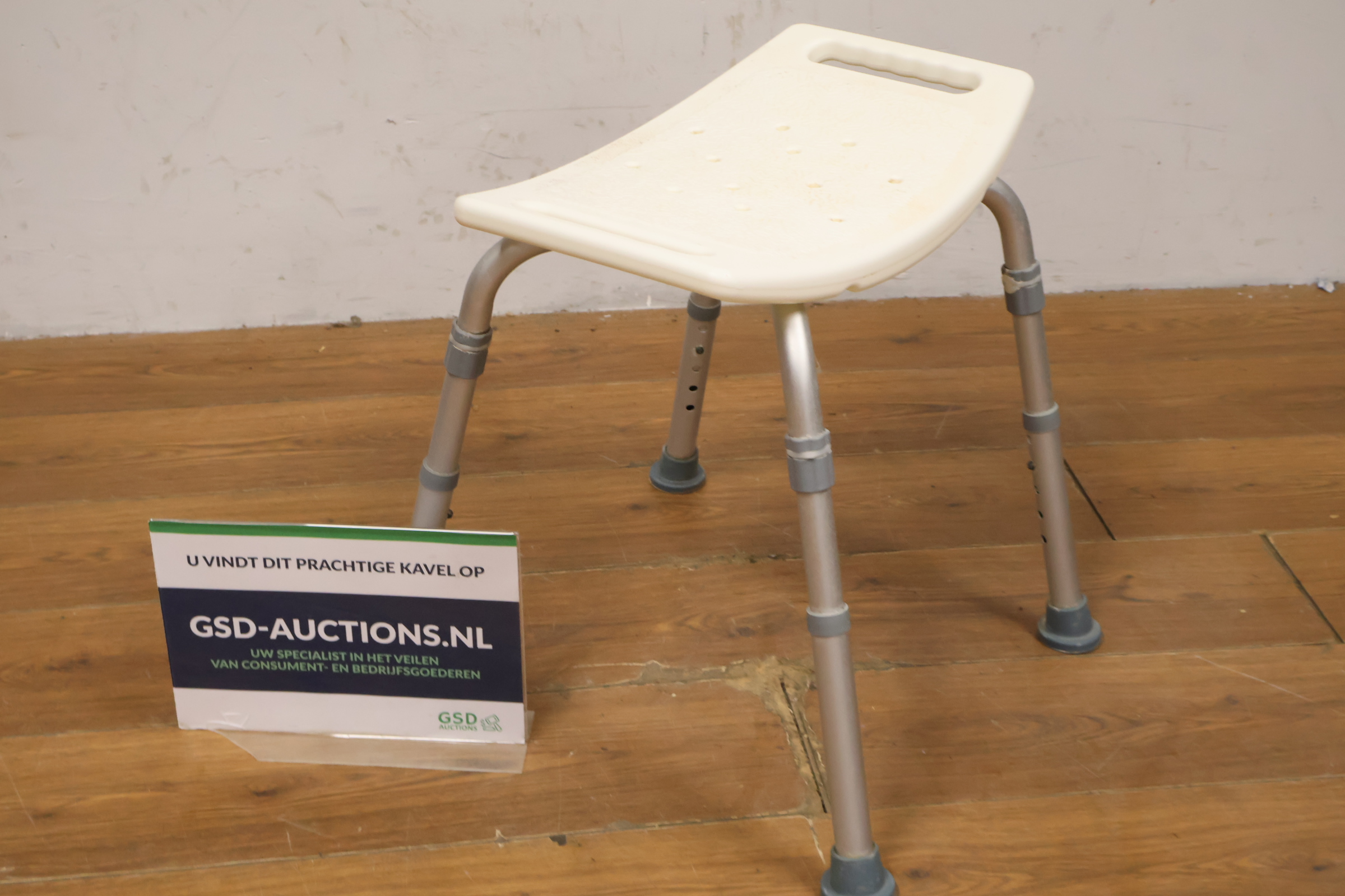 Verstelbare douchekruk met handgreep – foto 2 – kavel bij GSD Auctions, Zoeterwoude