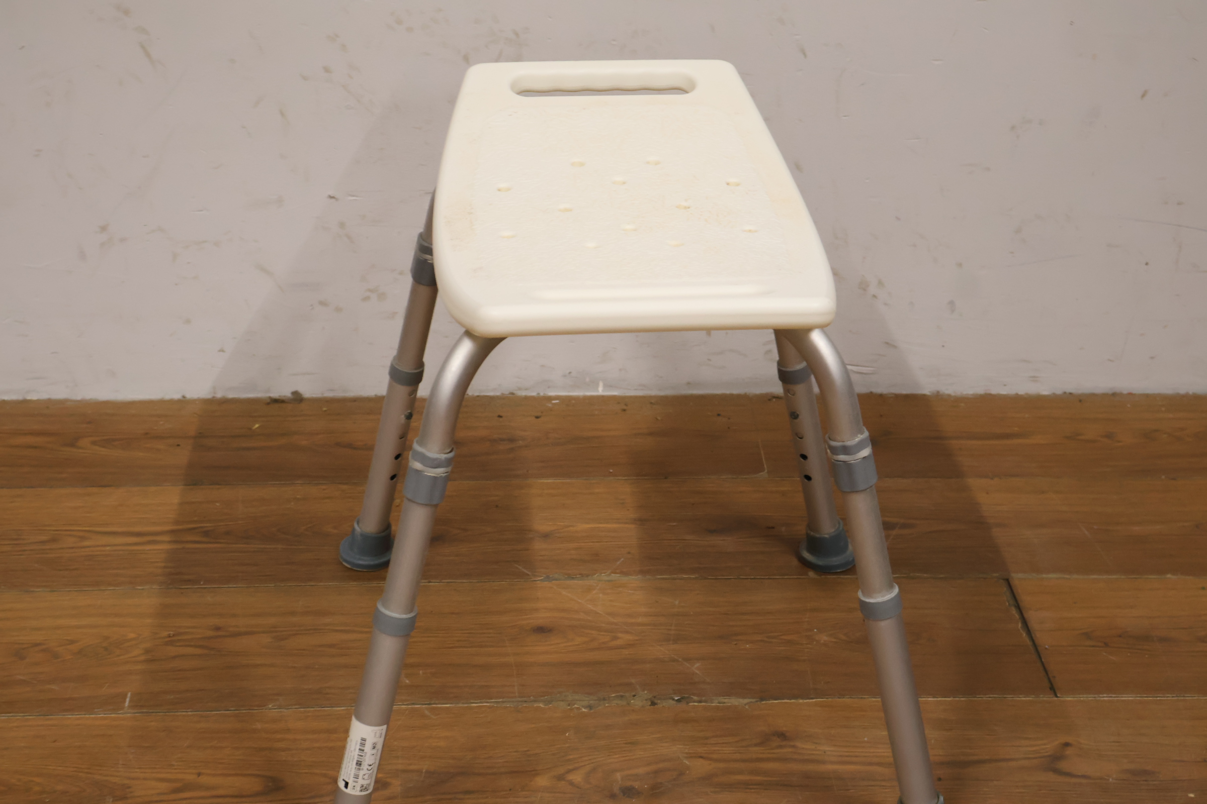 Verstelbare douchekruk met handgreep – foto 3 – kavel bij GSD Auctions, Zoeterwoude