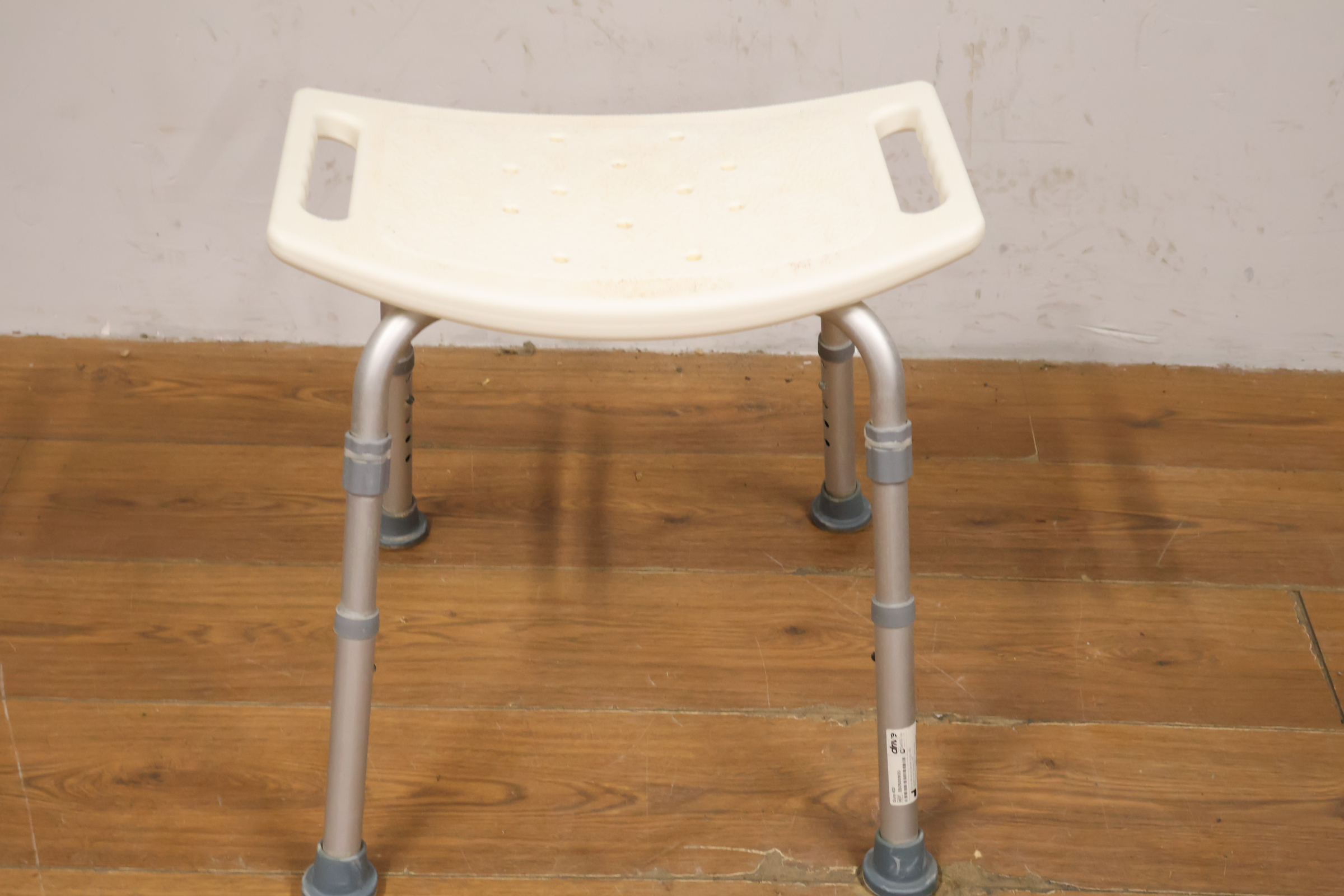Verstelbare douchekruk met handgreep – foto 6 – kavel bij GSD Auctions, Zoeterwoude