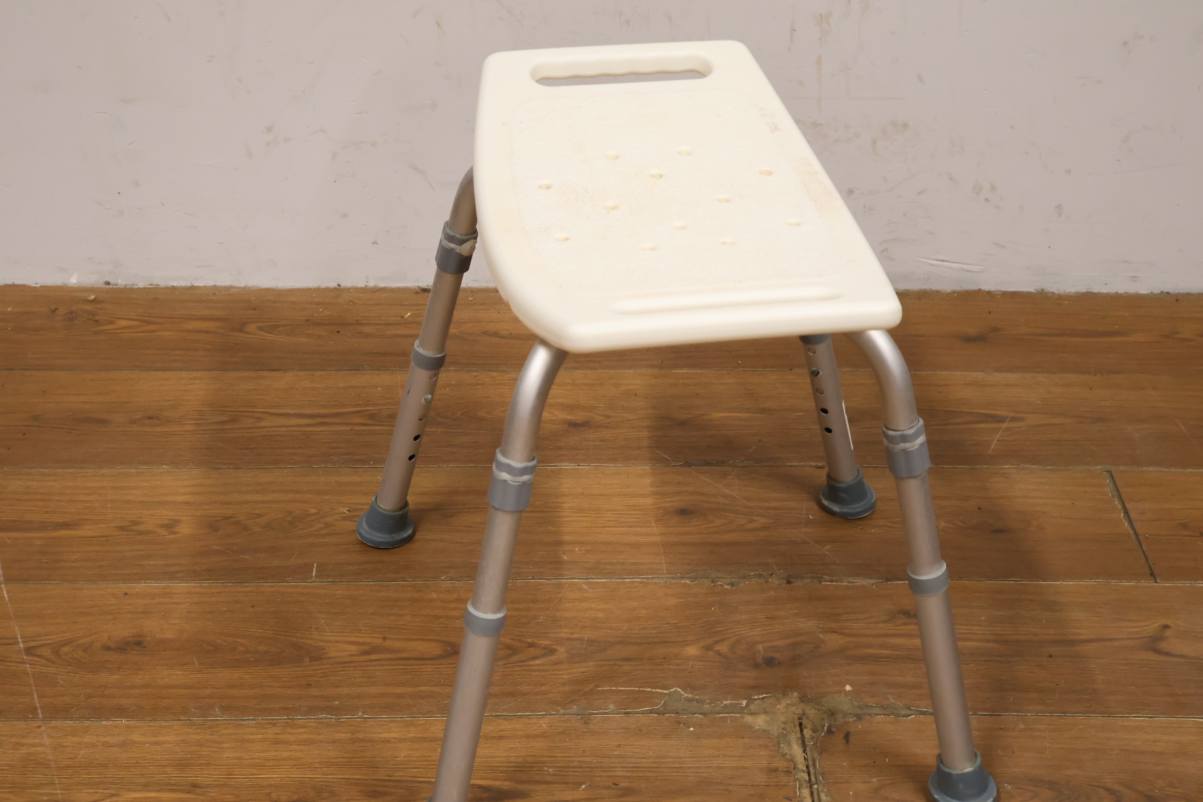 Verstelbare douchekruk met handgreep – foto 9 – kavel bij GSD Auctions, Zoeterwoude