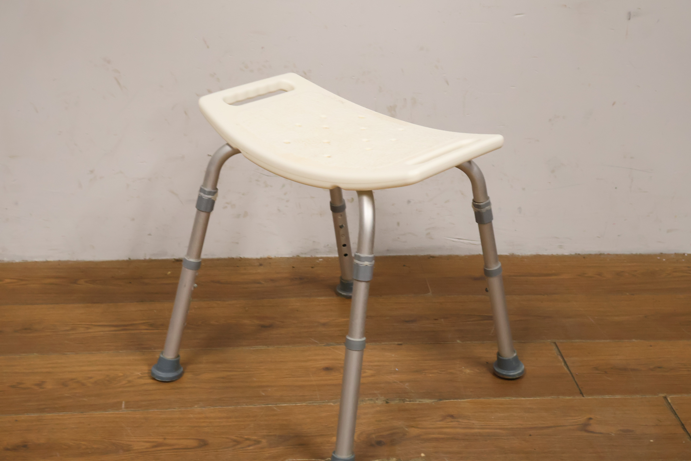 Verstelbare douchekruk met handgreep – foto 10 – kavel bij GSD Auctions, Zoeterwoude