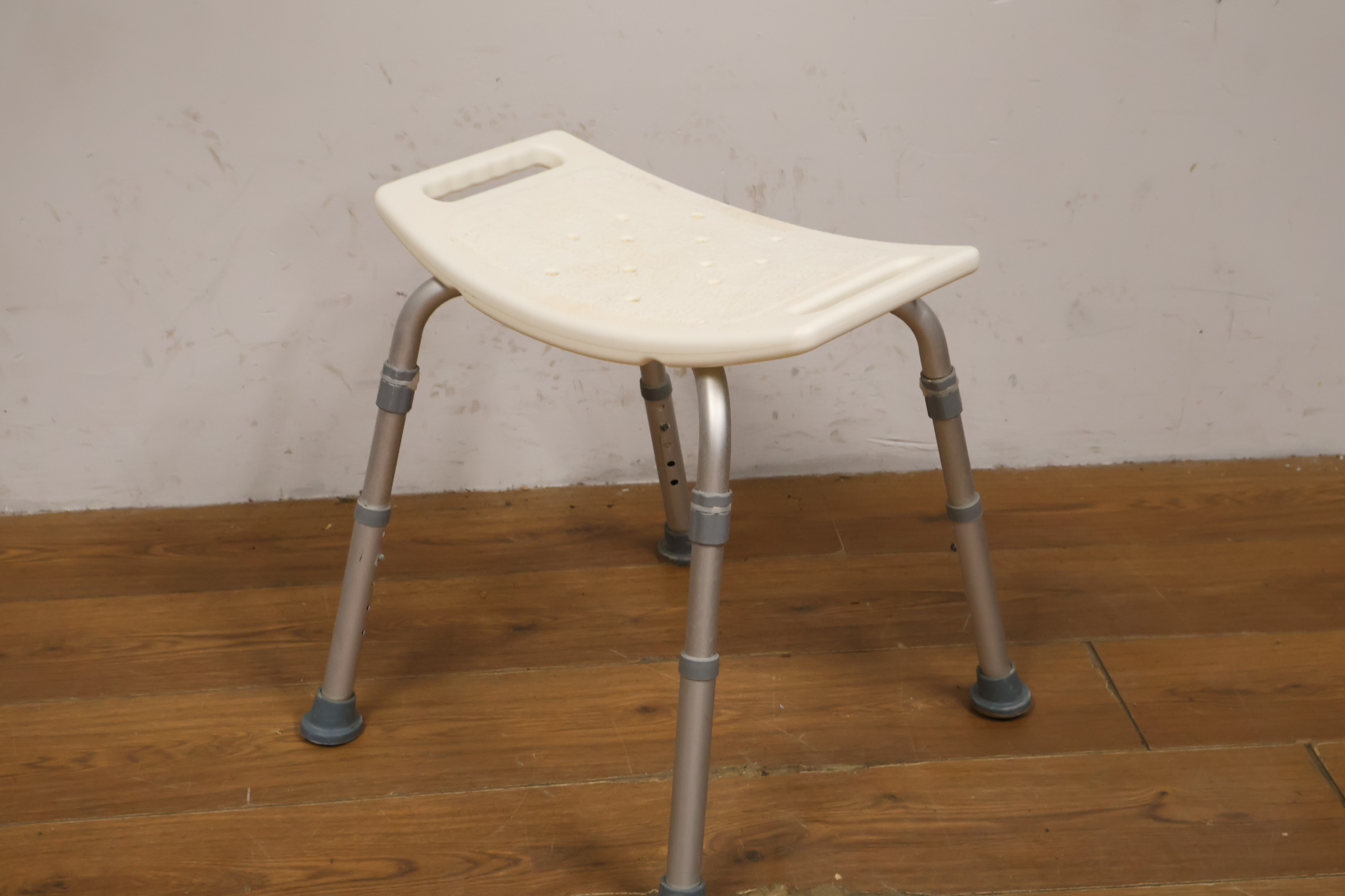 Verstelbare douchekruk met handgreep – foto 11 – kavel bij GSD Auctions, Zoeterwoude