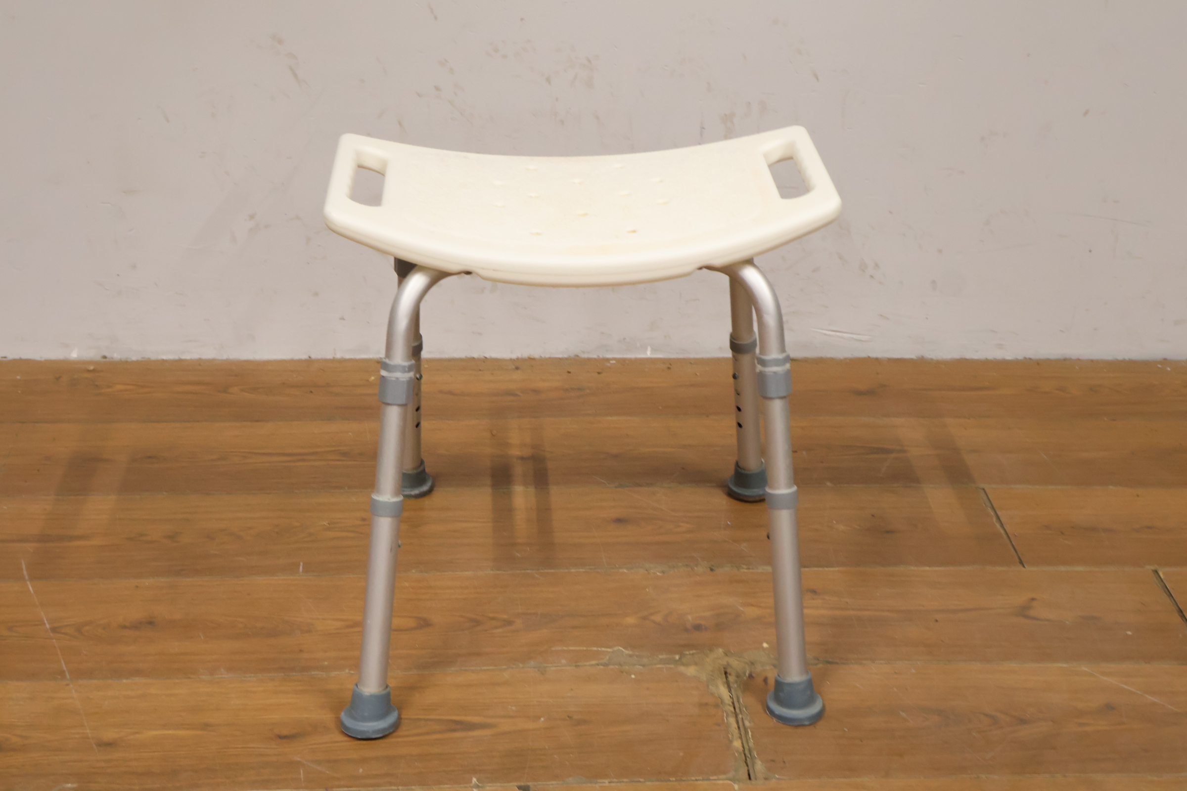 Verstelbare douchekruk met handgreep – foto 12 – kavel bij GSD Auctions, Zoeterwoude