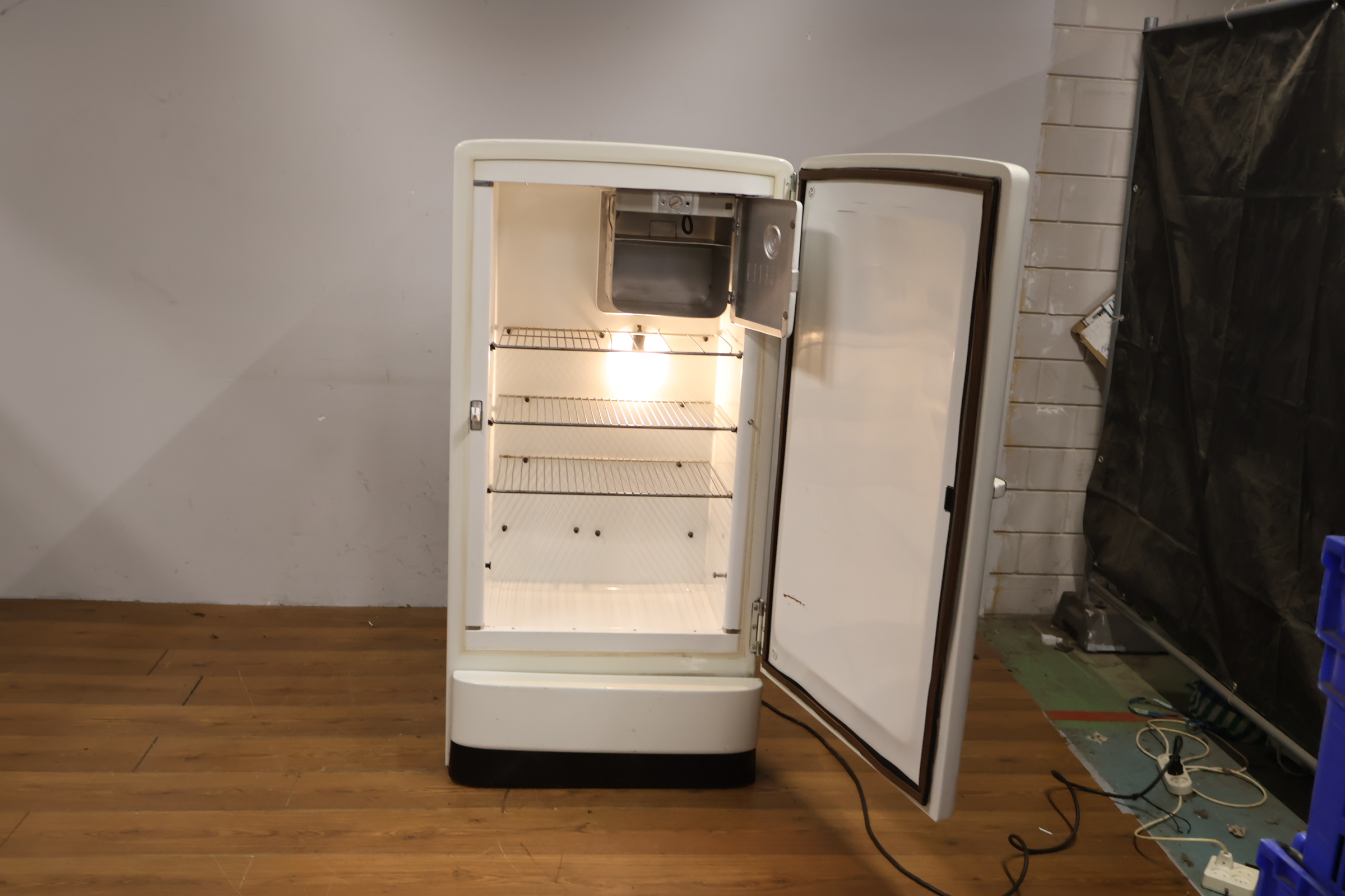 Klassieke Vintage General Electric koelkast – foto 12 – kavel bij GSD Auctions, Zoeterwoude
