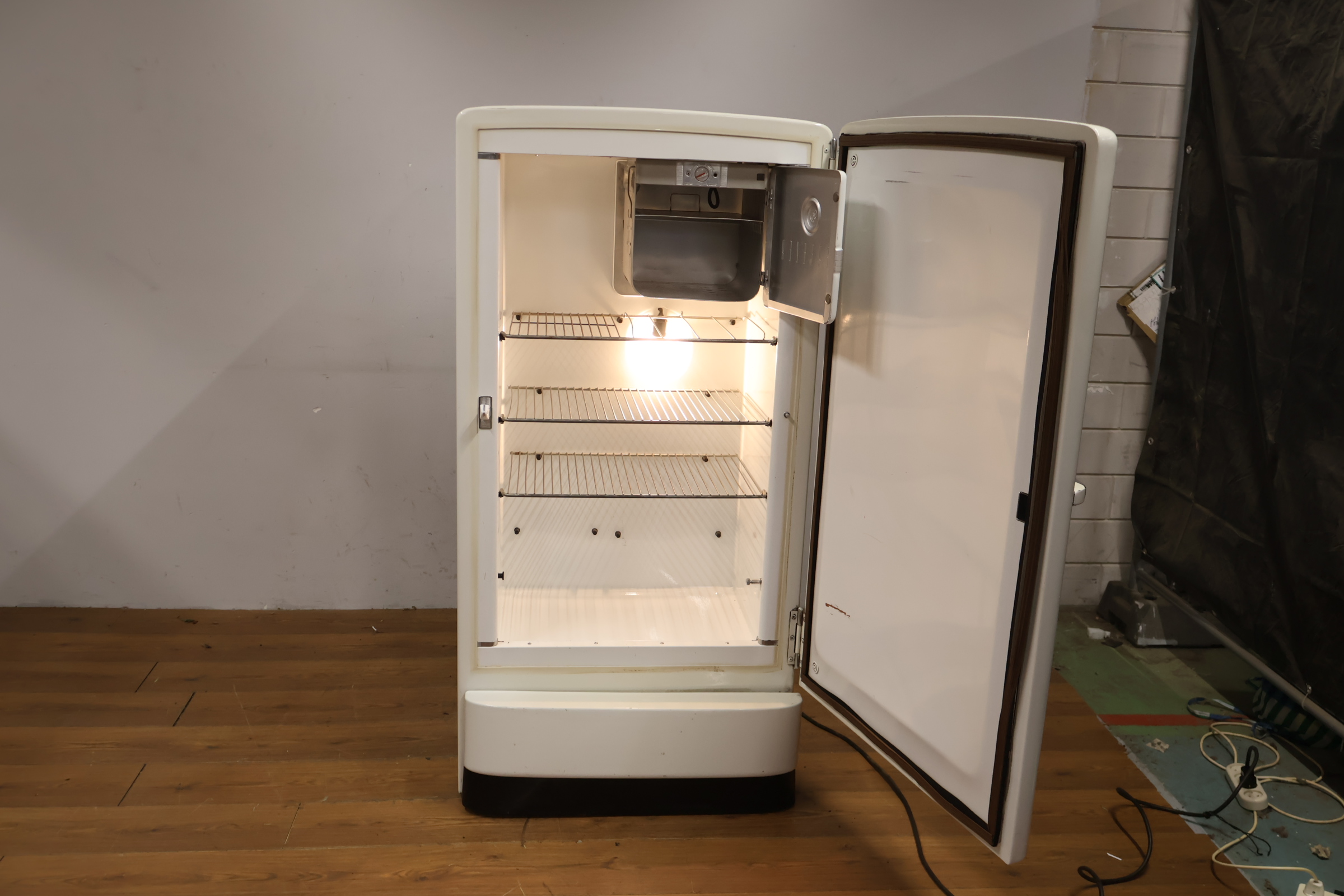 Klassieke Vintage General Electric koelkast – foto 13 – kavel bij GSD Auctions, Zoeterwoude