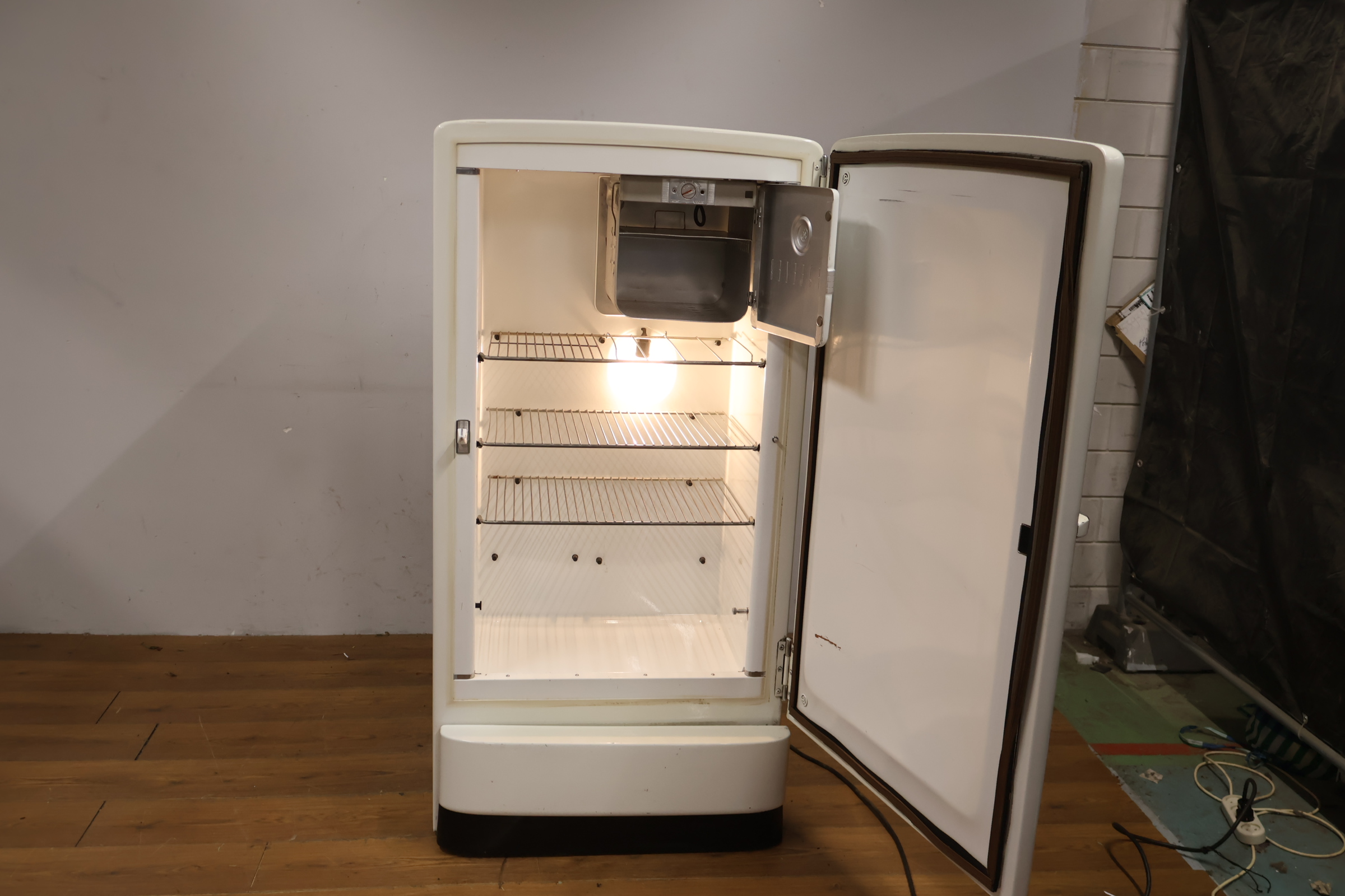 Klassieke Vintage General Electric koelkast – foto 14 – kavel bij GSD Auctions, Zoeterwoude