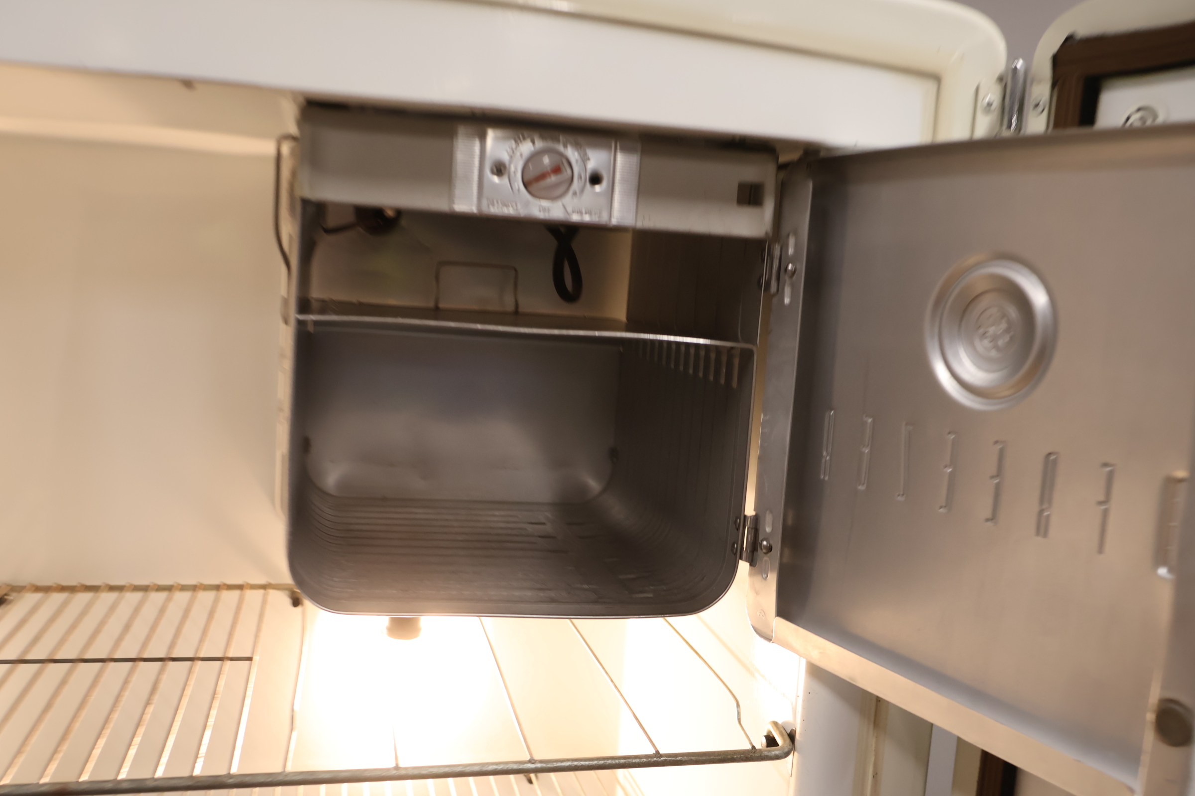 Klassieke Vintage General Electric koelkast – foto 15 – kavel bij GSD Auctions, Zoeterwoude
