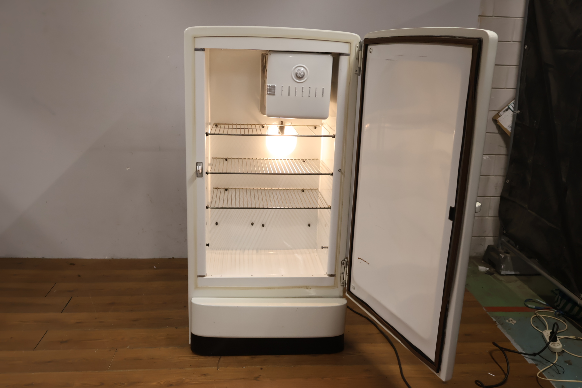 Klassieke Vintage General Electric koelkast – foto 16 – kavel bij GSD Auctions, Zoeterwoude