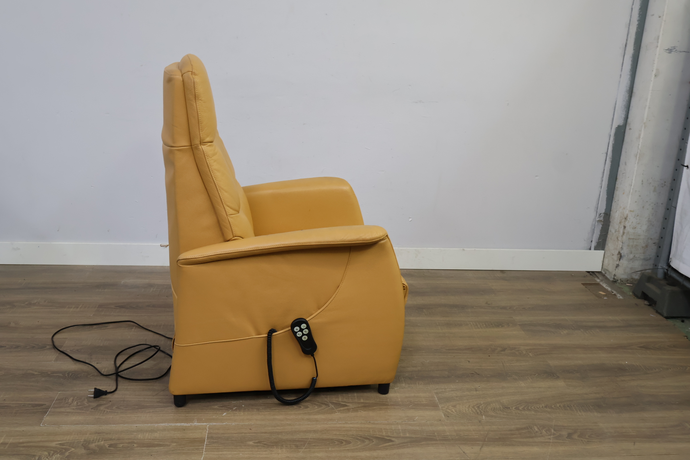 Lederen Sta-op-Stoel - Elektrische Fauteuil – foto 3 – kavel bij GSD Auctions, Zoeterwoude