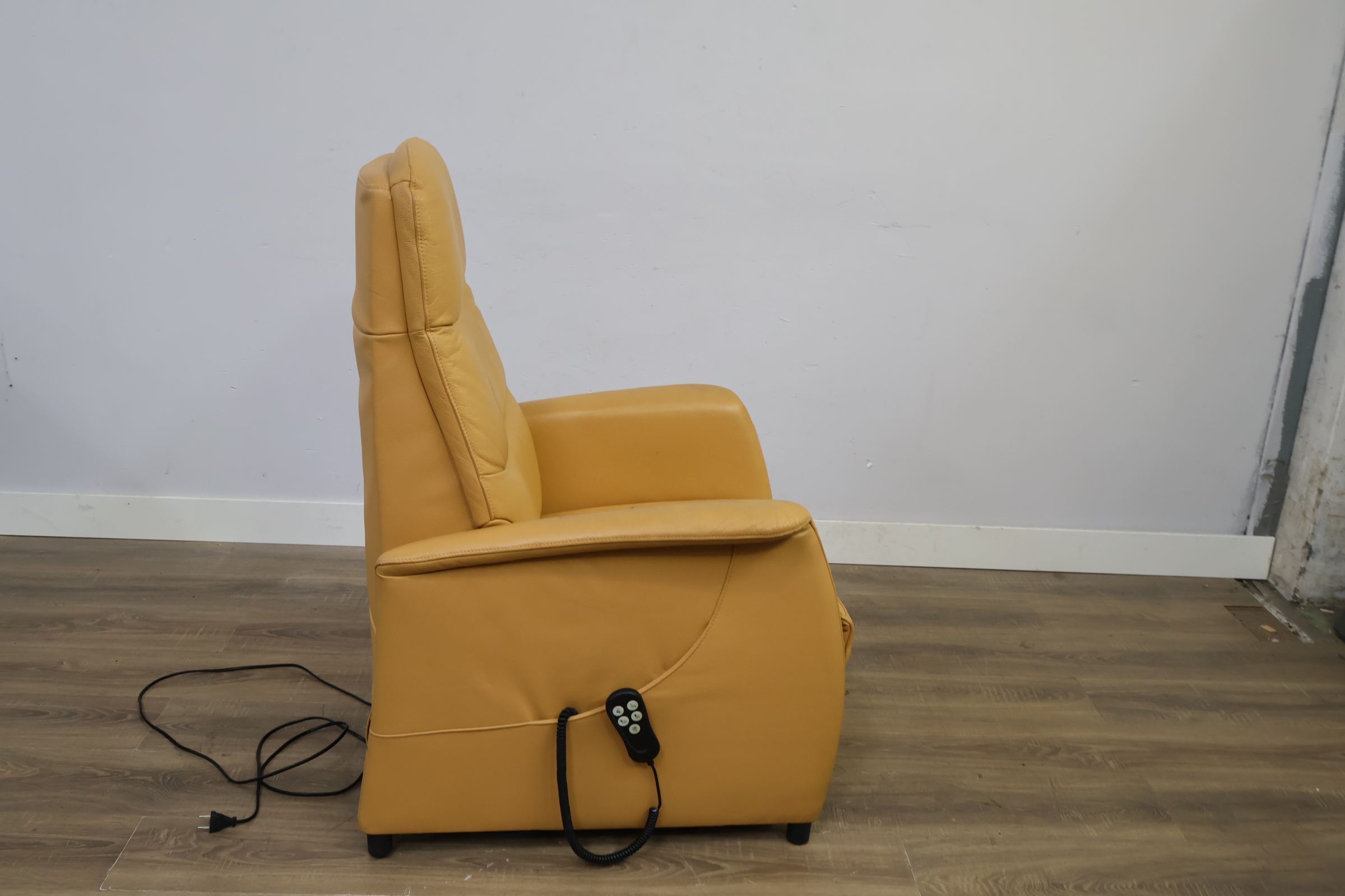 Lederen Sta-op-Stoel - Elektrische Fauteuil – foto 4 – kavel bij GSD Auctions, Zoeterwoude