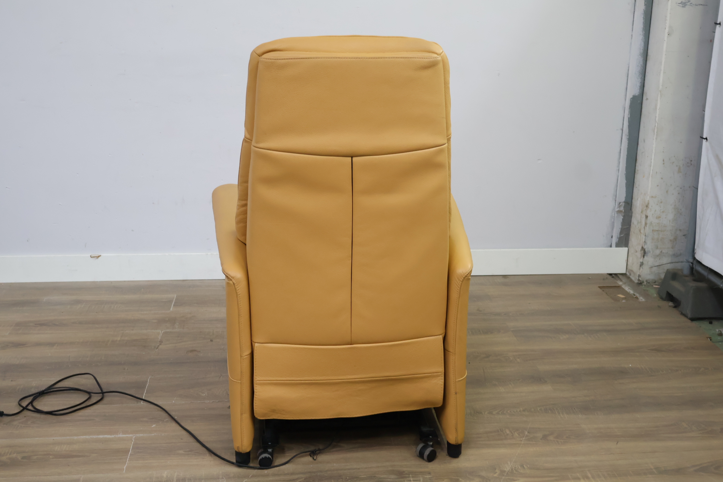 Lederen Sta-op-Stoel - Elektrische Fauteuil – foto 5 – kavel bij GSD Auctions, Zoeterwoude