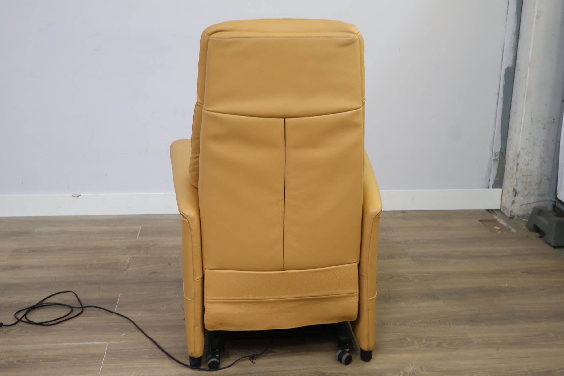 Lederen Sta-op-Stoel - Elektrische Fauteuil – foto 6 – kavel bij GSD Auctions, Zoeterwoude