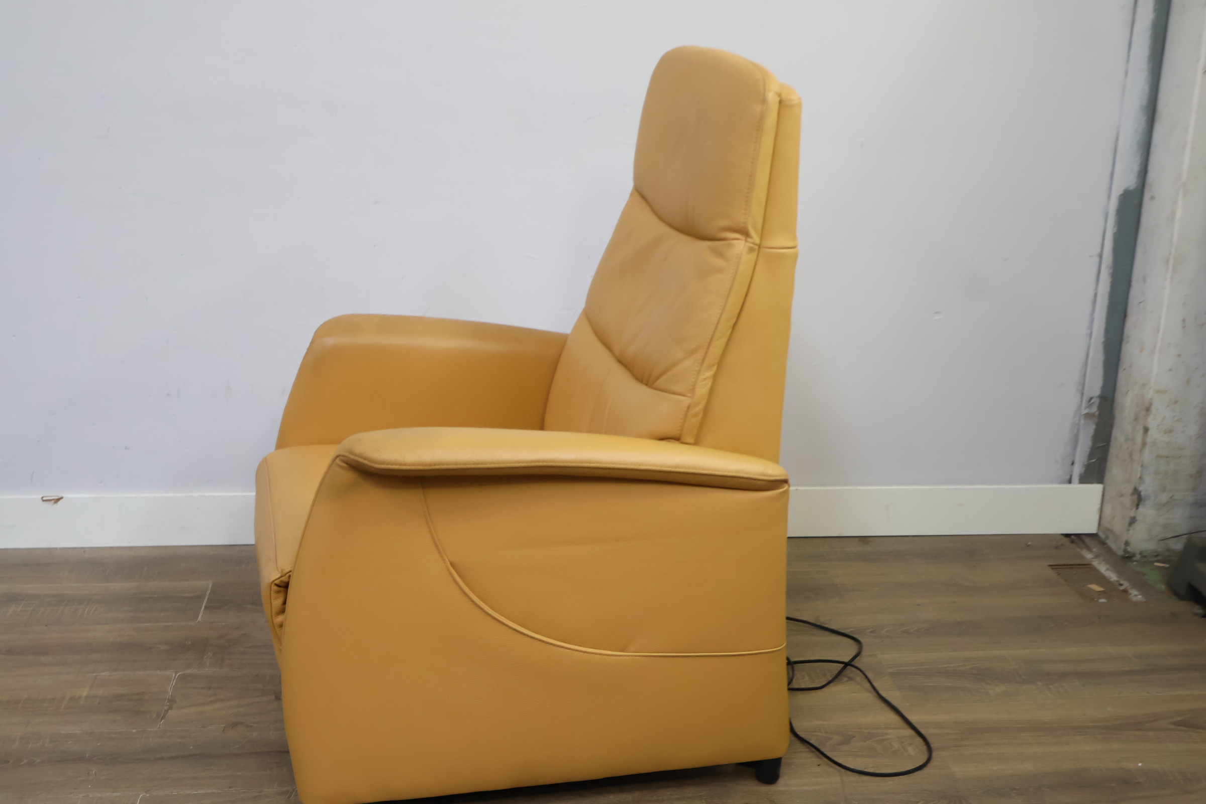Lederen Sta-op-Stoel - Elektrische Fauteuil – foto 8 – kavel bij GSD Auctions, Zoeterwoude