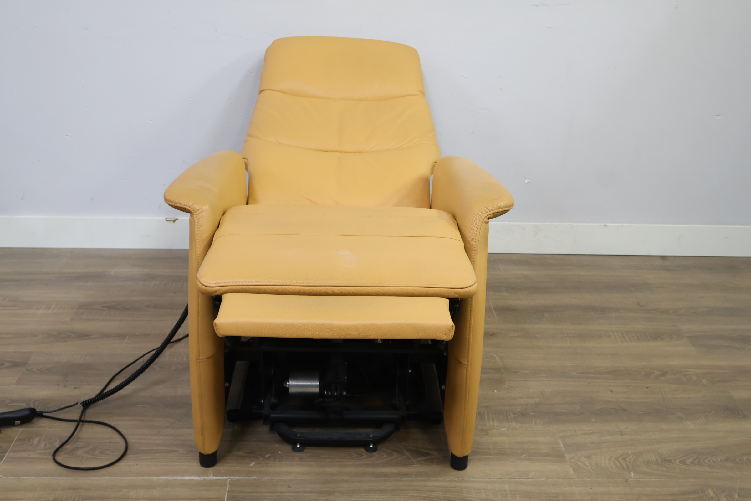Lederen Sta-op-Stoel - Elektrische Fauteuil – foto 11 – kavel bij GSD Auctions, Zoeterwoude