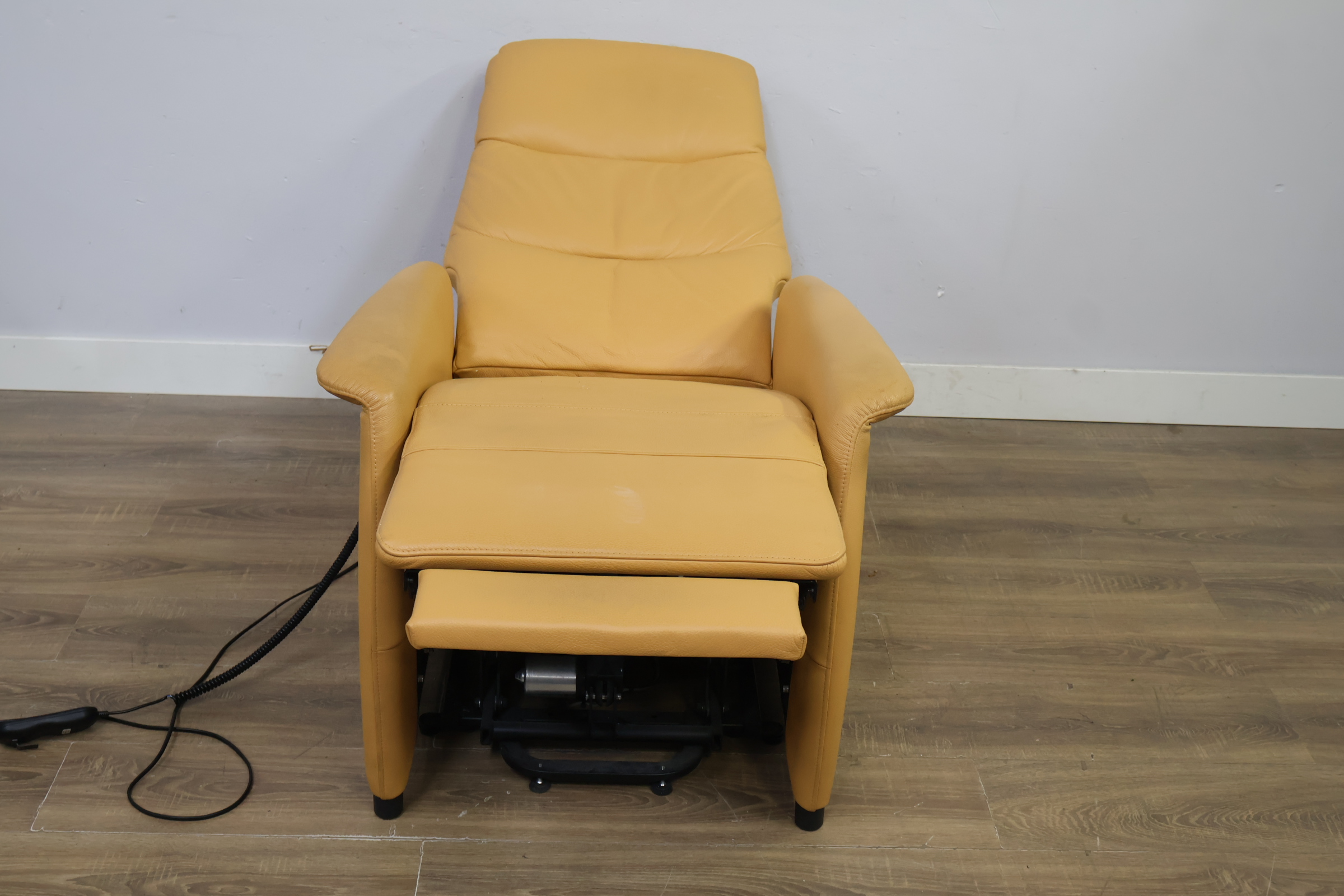Lederen Sta-op-Stoel - Elektrische Fauteuil – foto 12 – kavel bij GSD Auctions, Zoeterwoude