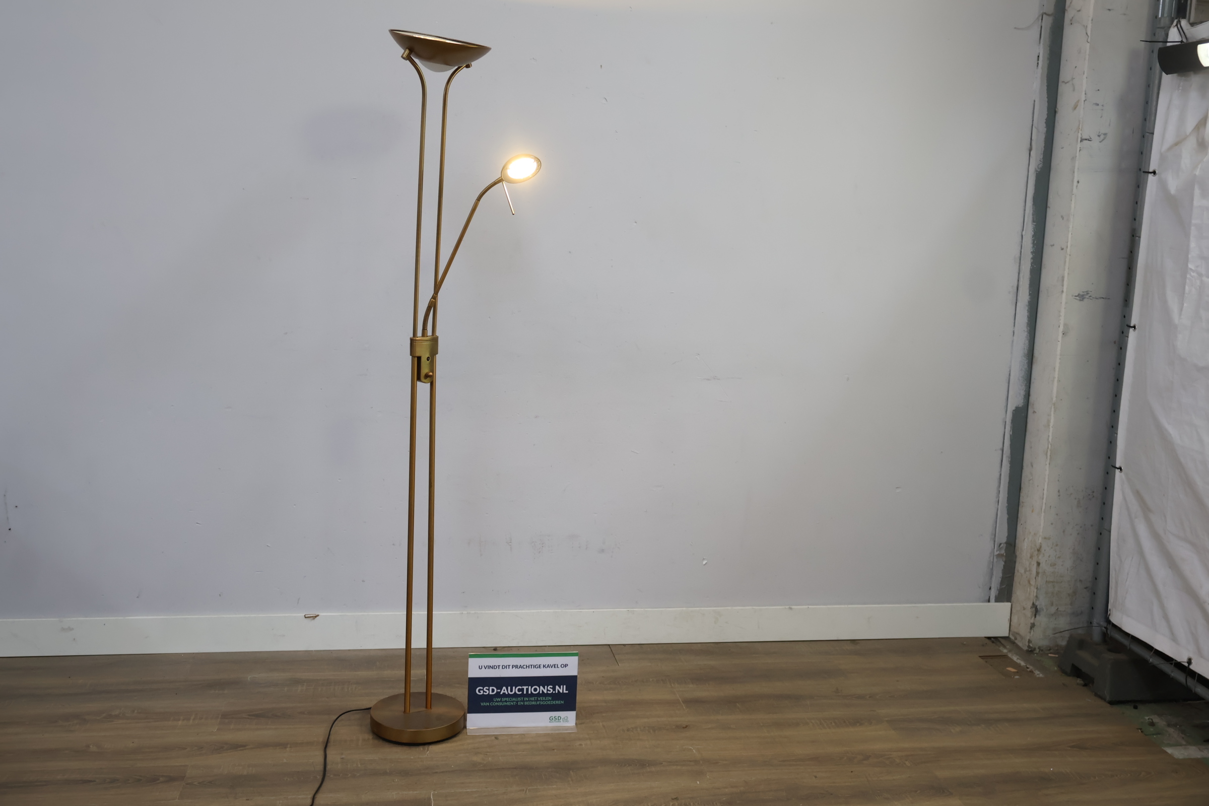 Staande metalen vloerlamp met goudkleurige afwerking – foto 2 – kavel bij GSD Auctions, Zoeterwoude