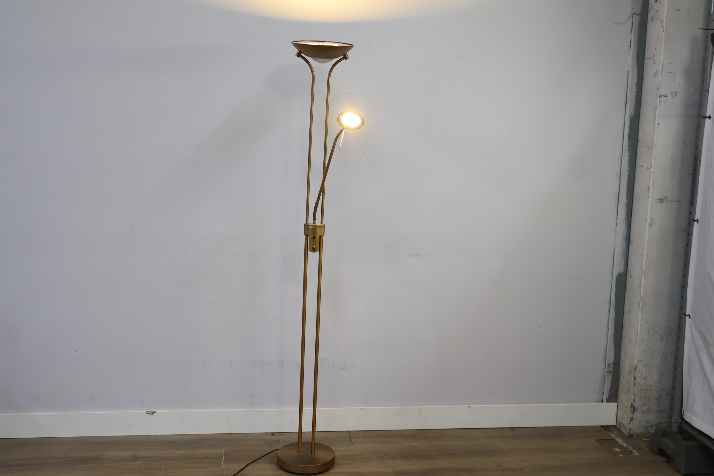 Staande metalen vloerlamp met goudkleurige afwerking – foto 3 – kavel bij GSD Auctions, Zoeterwoude
