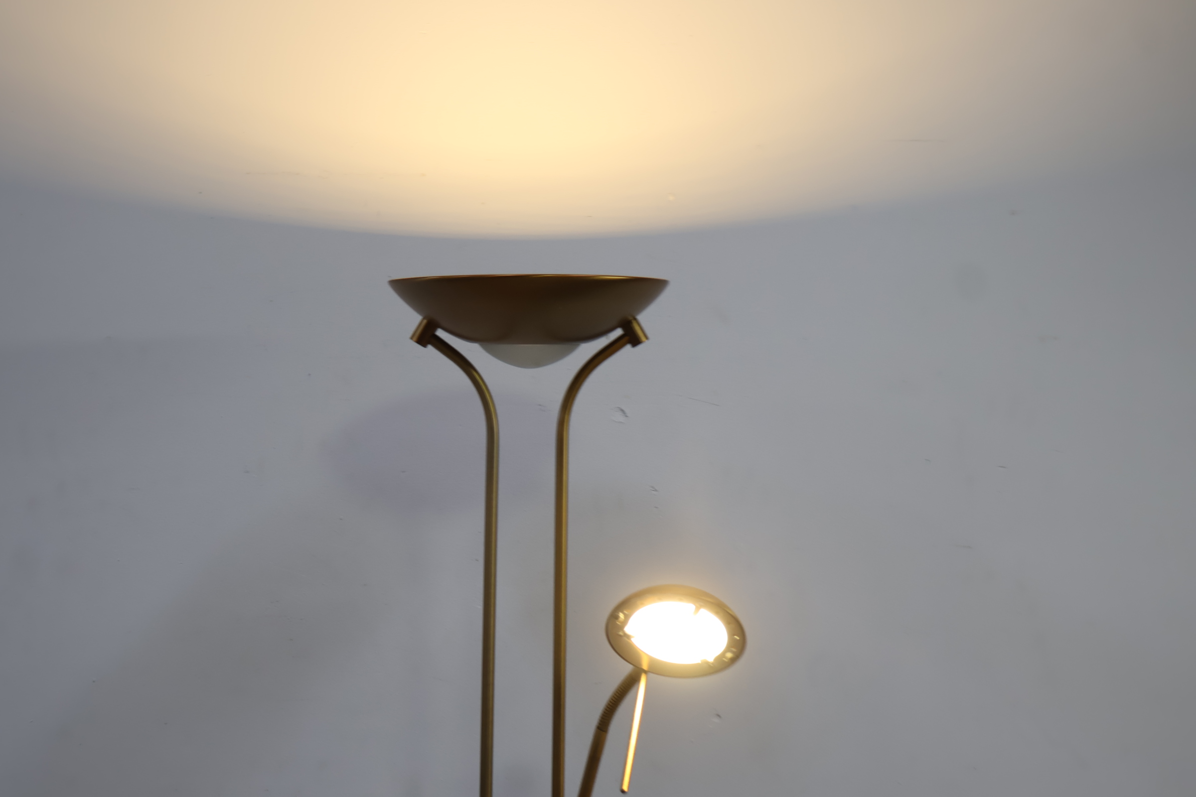Staande metalen vloerlamp met goudkleurige afwerking – foto 5 – kavel bij GSD Auctions, Zoeterwoude