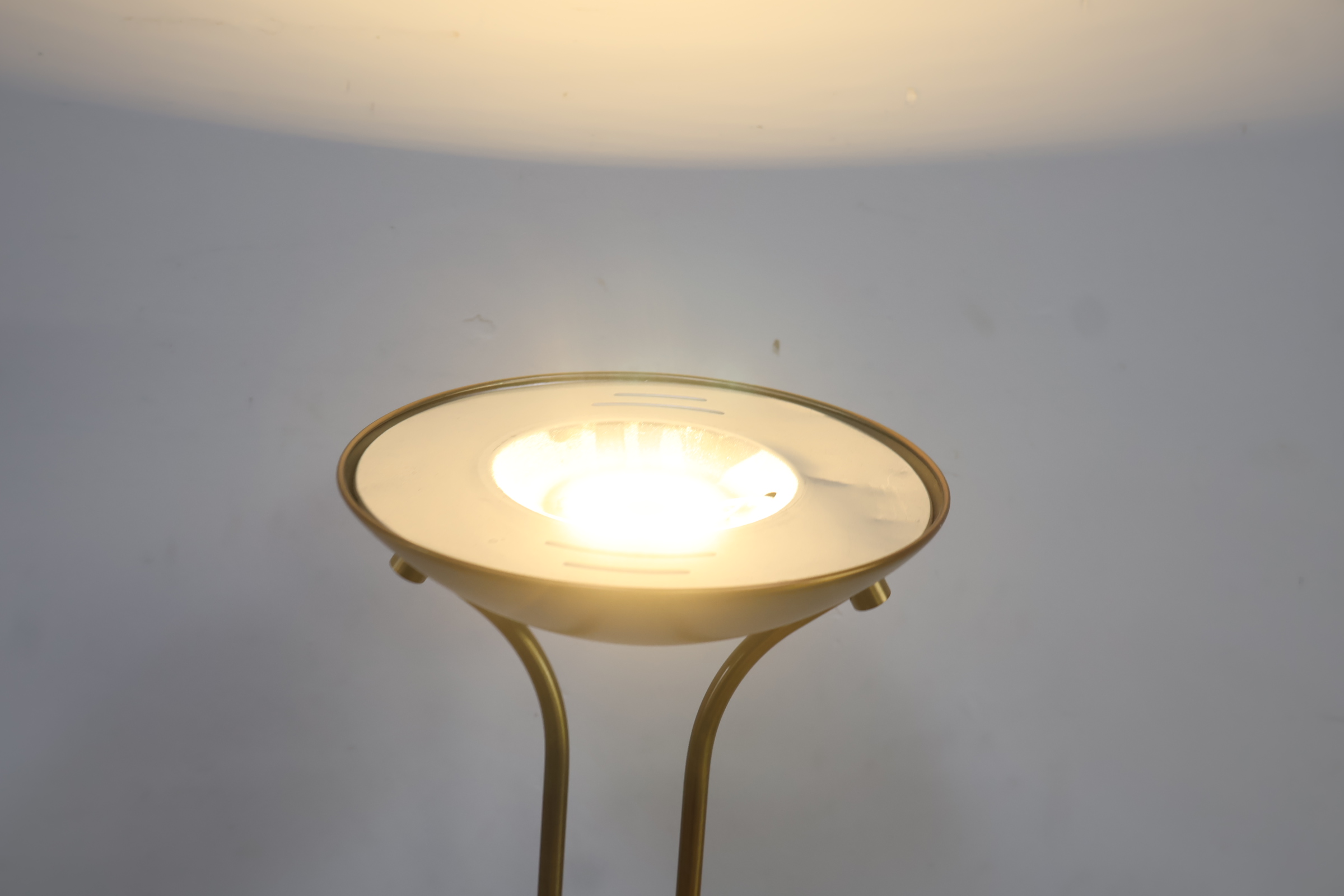 Staande metalen vloerlamp met goudkleurige afwerking – foto 6 – kavel bij GSD Auctions, Zoeterwoude