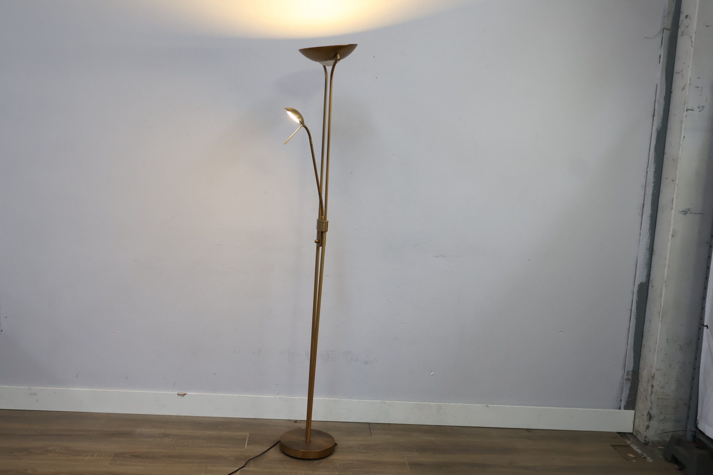 Staande metalen vloerlamp met goudkleurige afwerking – foto 7 – kavel bij GSD Auctions, Zoeterwoude