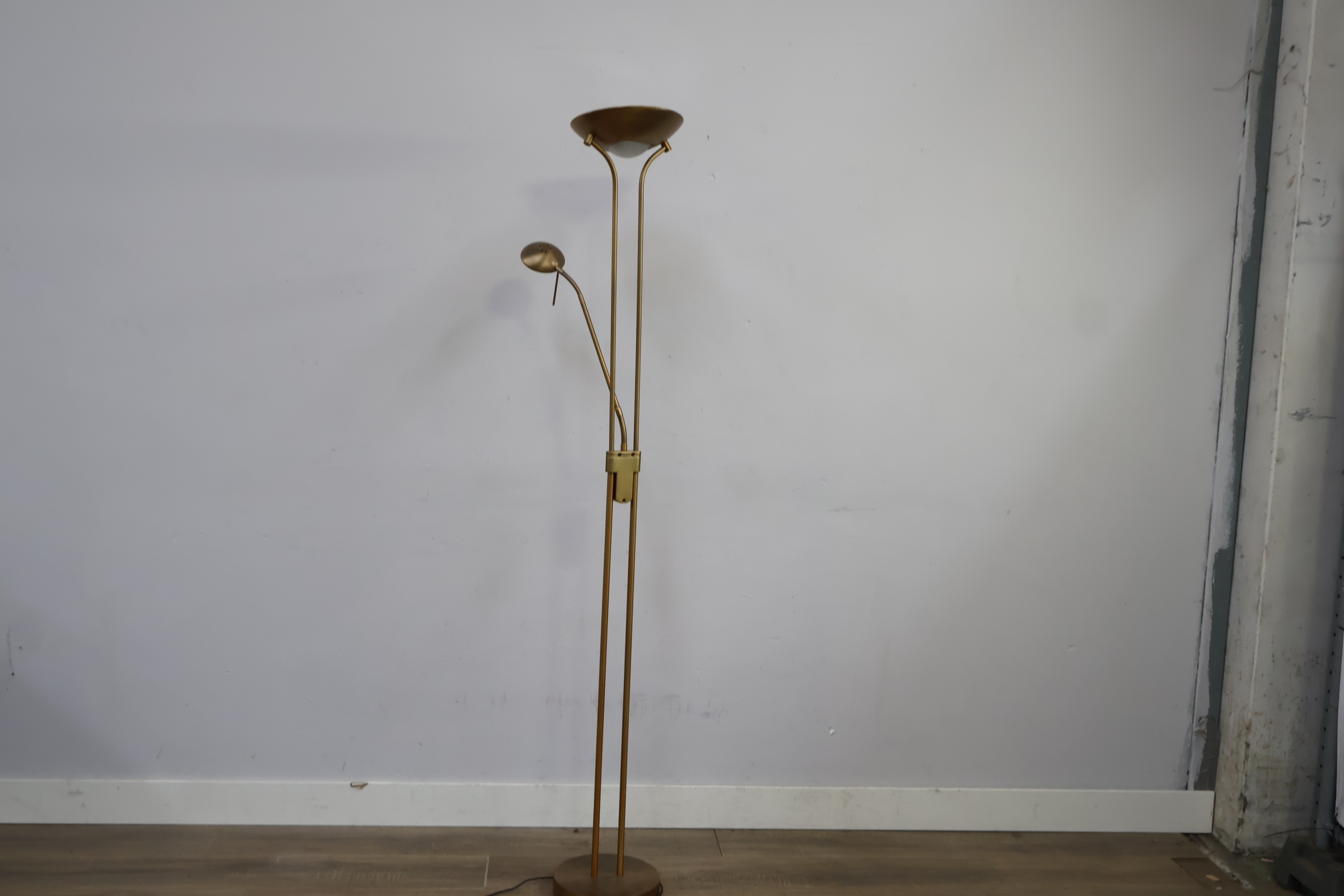 Staande metalen vloerlamp met goudkleurige afwerking – foto 9 – kavel bij GSD Auctions, Zoeterwoude