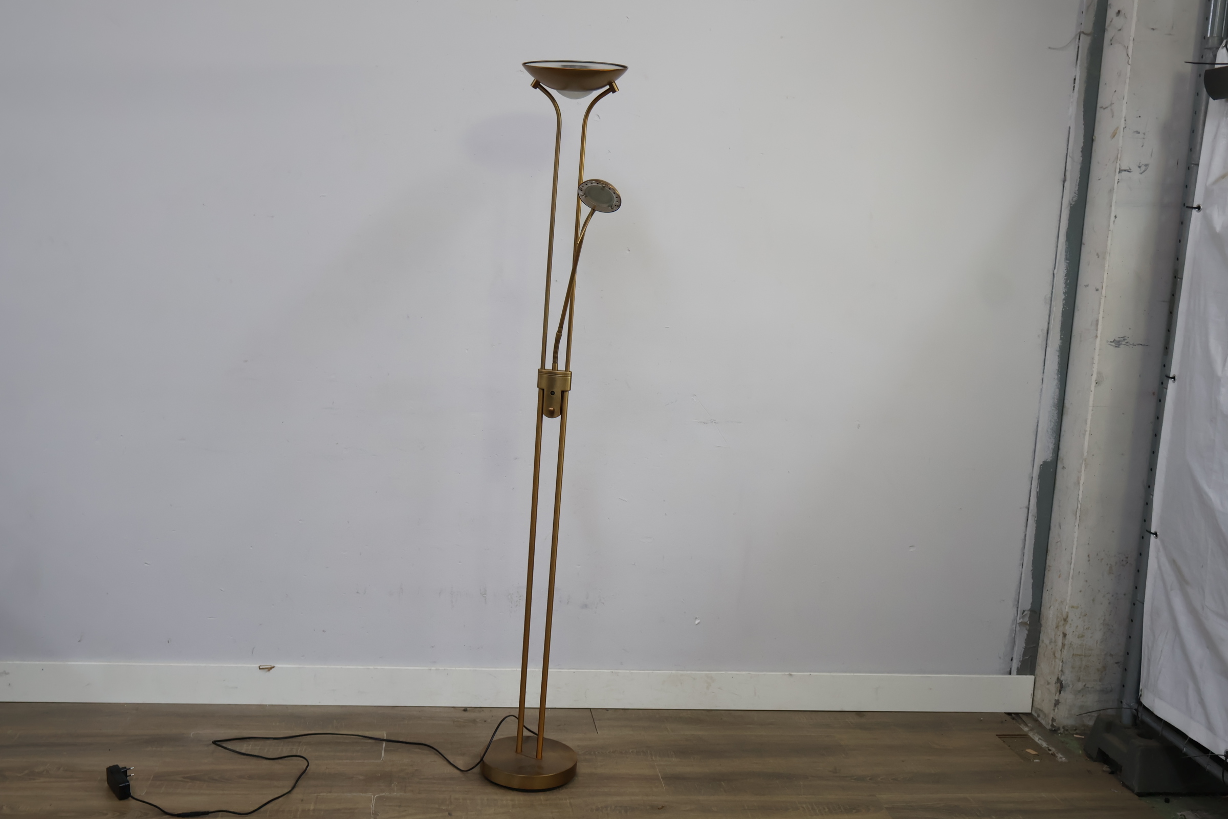 Staande metalen vloerlamp met goudkleurige afwerking – foto 11 – kavel bij GSD Auctions, Zoeterwoude