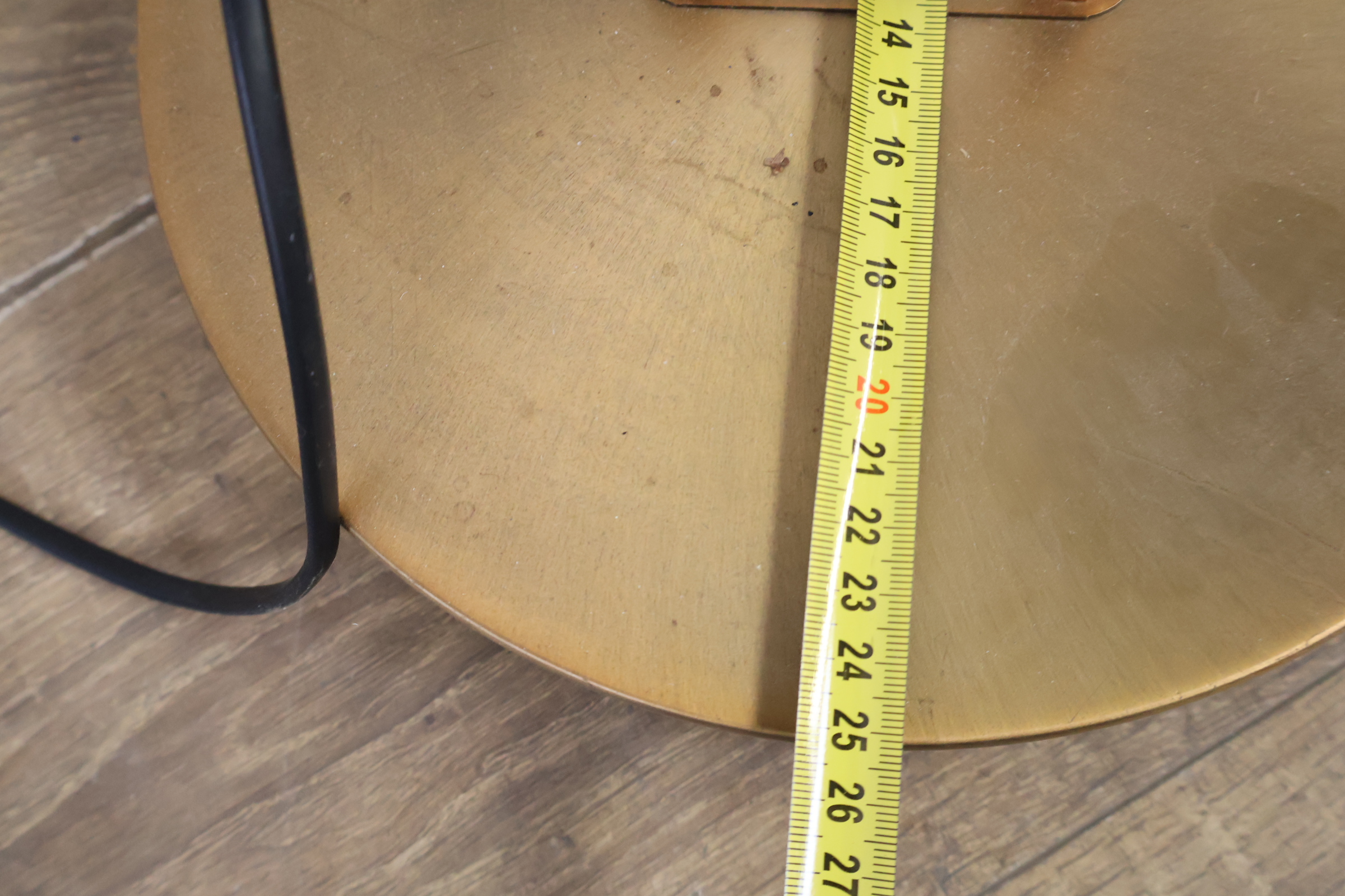Staande metalen vloerlamp met goudkleurige afwerking – foto 12 – kavel bij GSD Auctions, Zoeterwoude