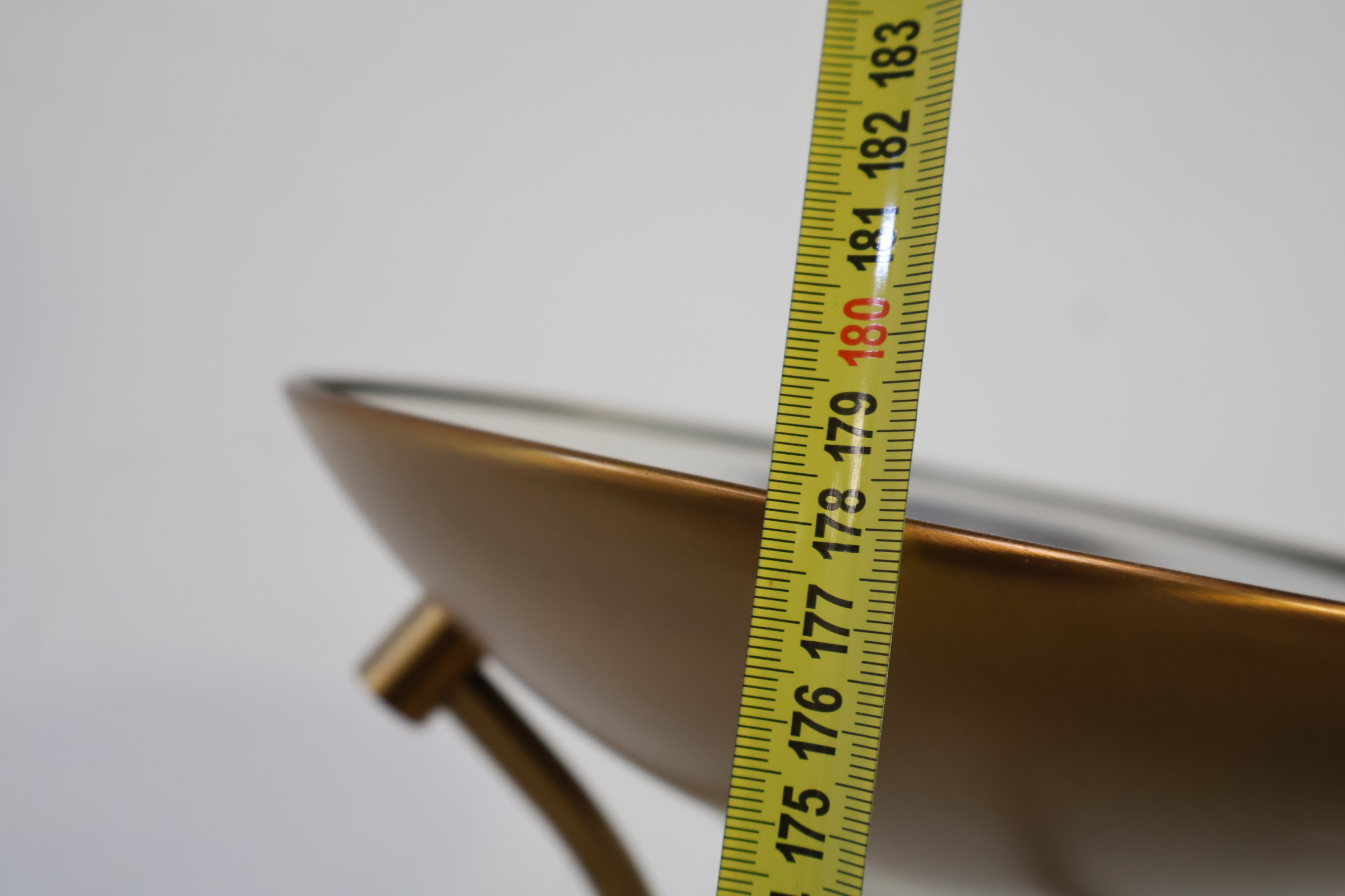Staande metalen vloerlamp met goudkleurige afwerking – foto 13 – kavel bij GSD Auctions, Zoeterwoude