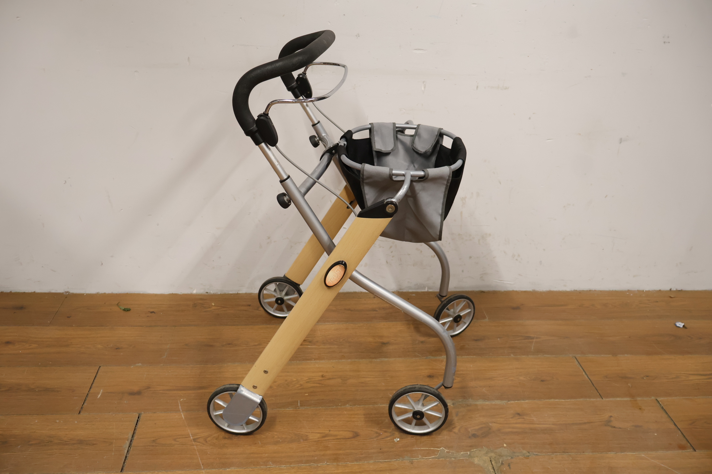 Indoor Rollator van Trust care – foto 3 – kavel bij GSD Auctions, Zoeterwoude