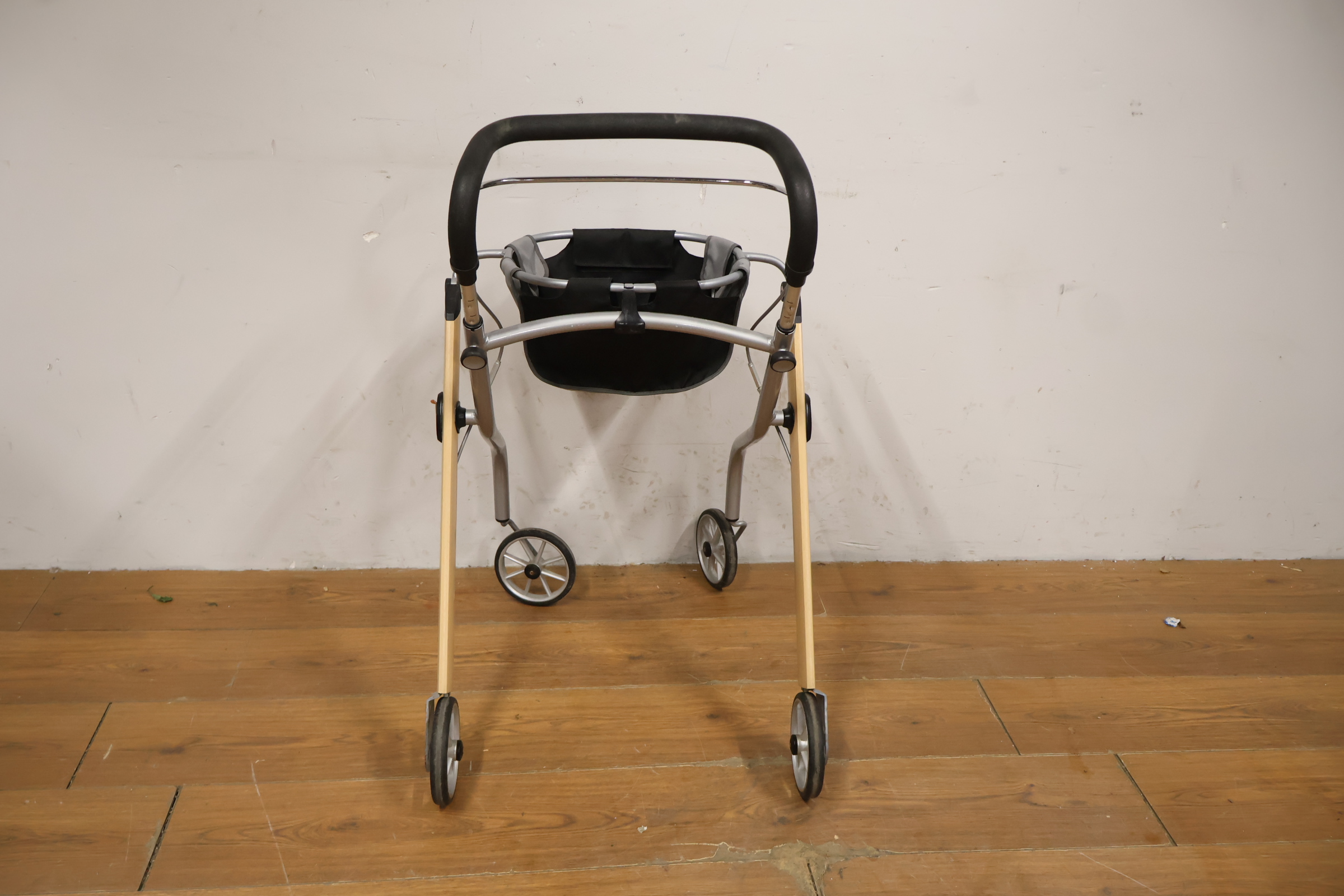 Indoor Rollator van Trust care – foto 5 – kavel bij GSD Auctions, Zoeterwoude