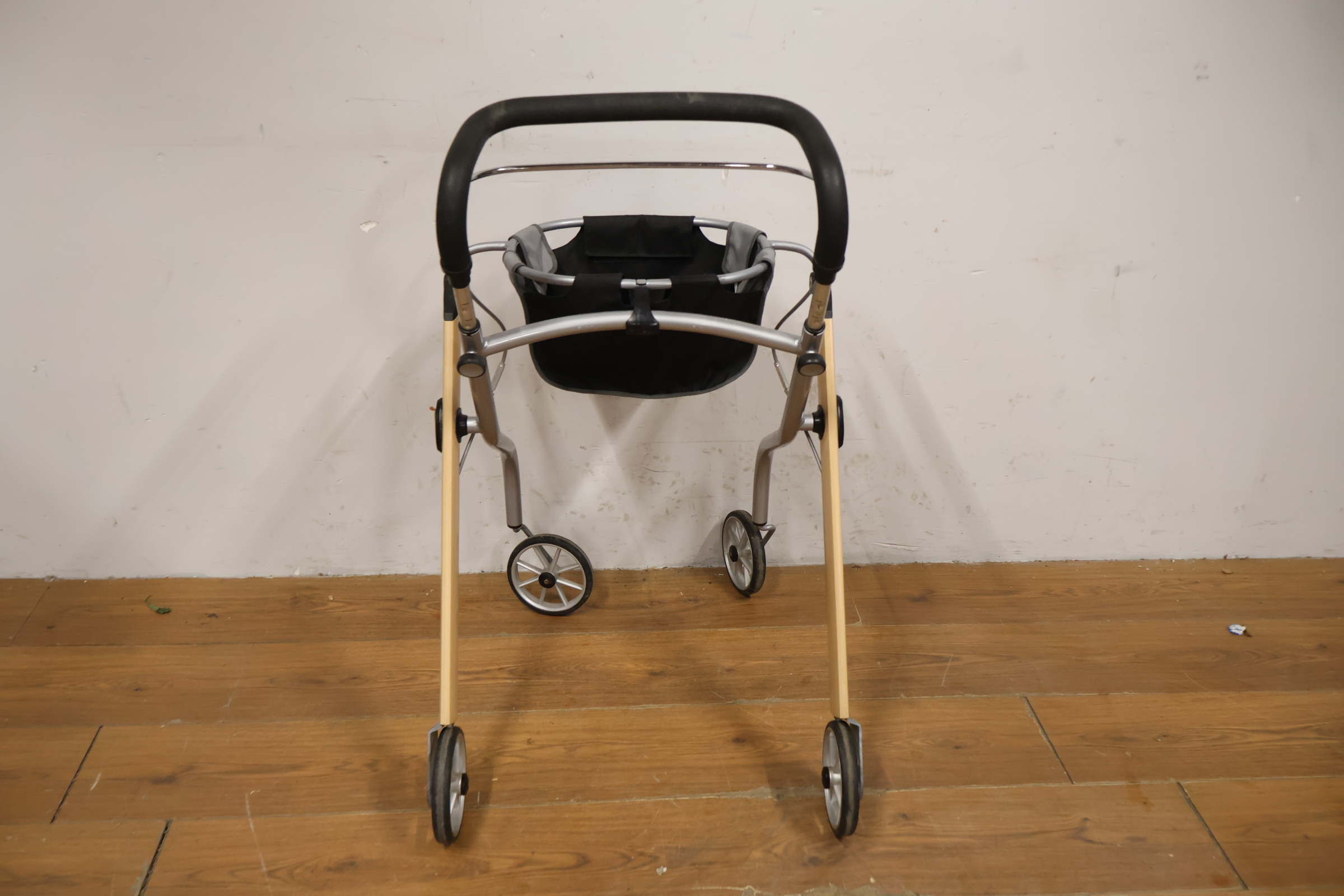 Indoor Rollator van Trust care – foto 6 – kavel bij GSD Auctions, Zoeterwoude