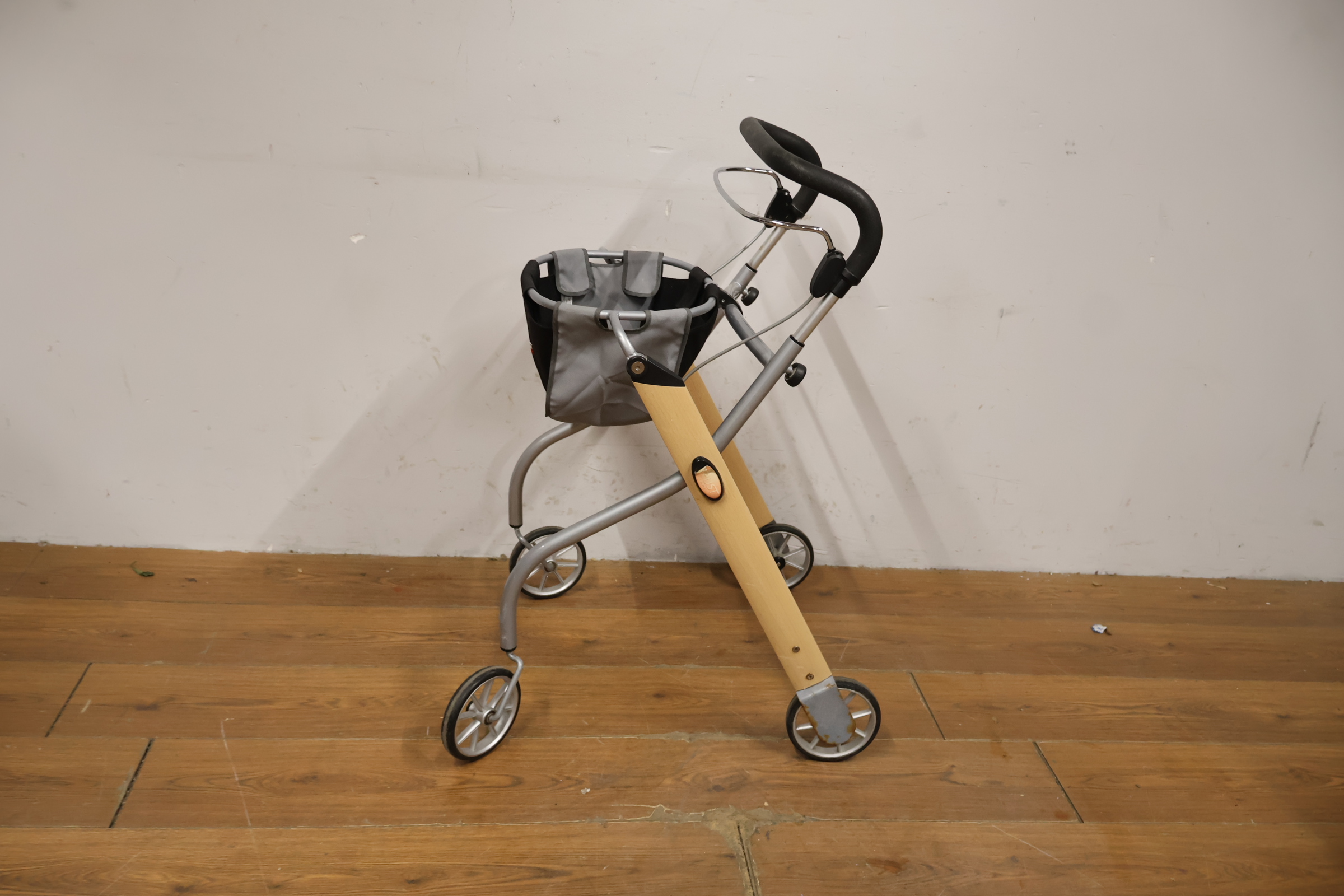 Indoor Rollator van Trust care – foto 8 – kavel bij GSD Auctions, Zoeterwoude